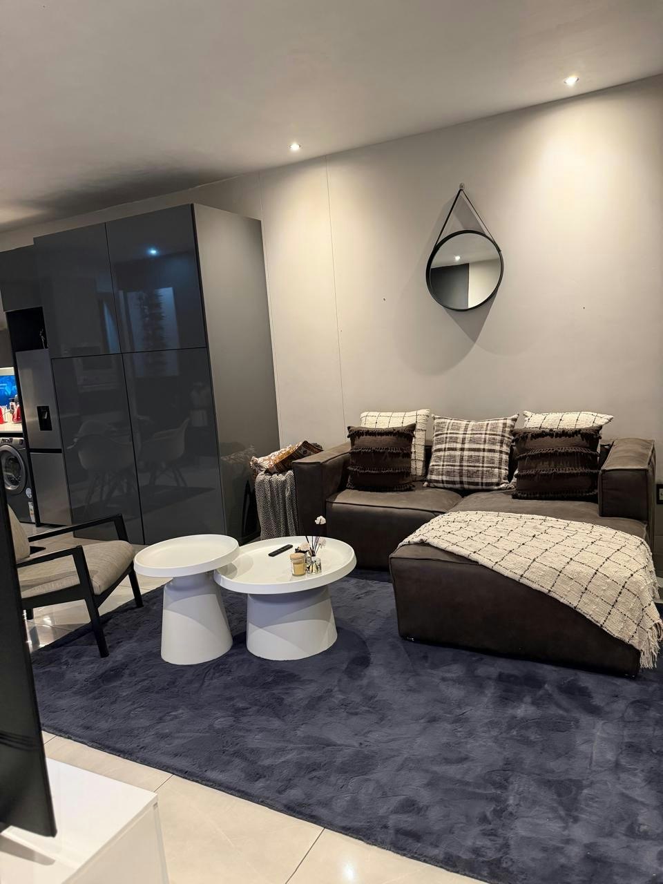 Luxurious Modern Apartment Near Rosebank & Sandton image no 8 of 16
