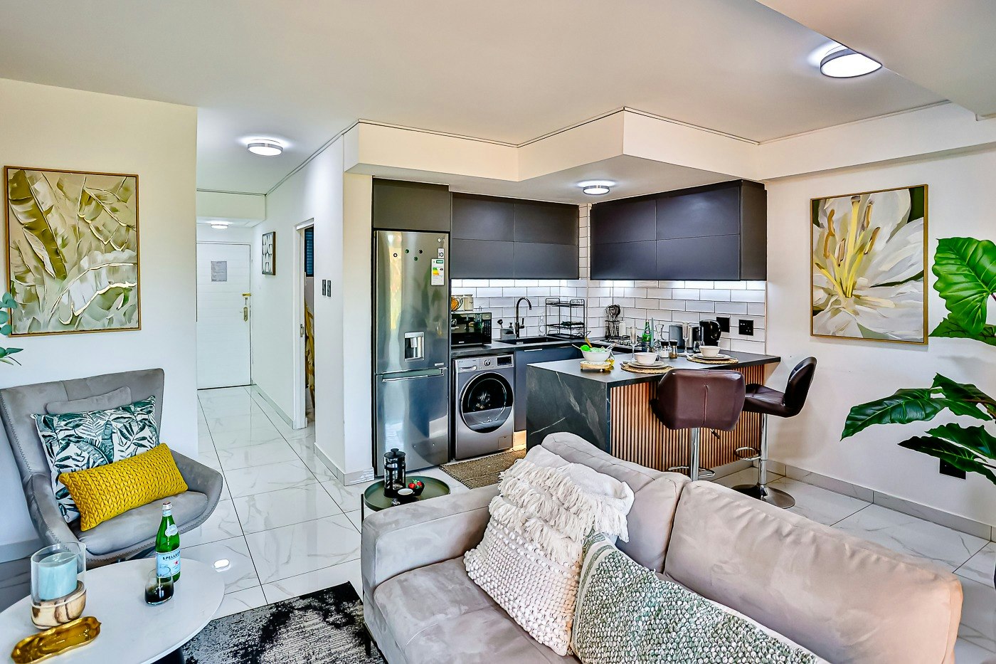 Stylish Sibaya Apartment | Pool & Inverter image no 20 of 31