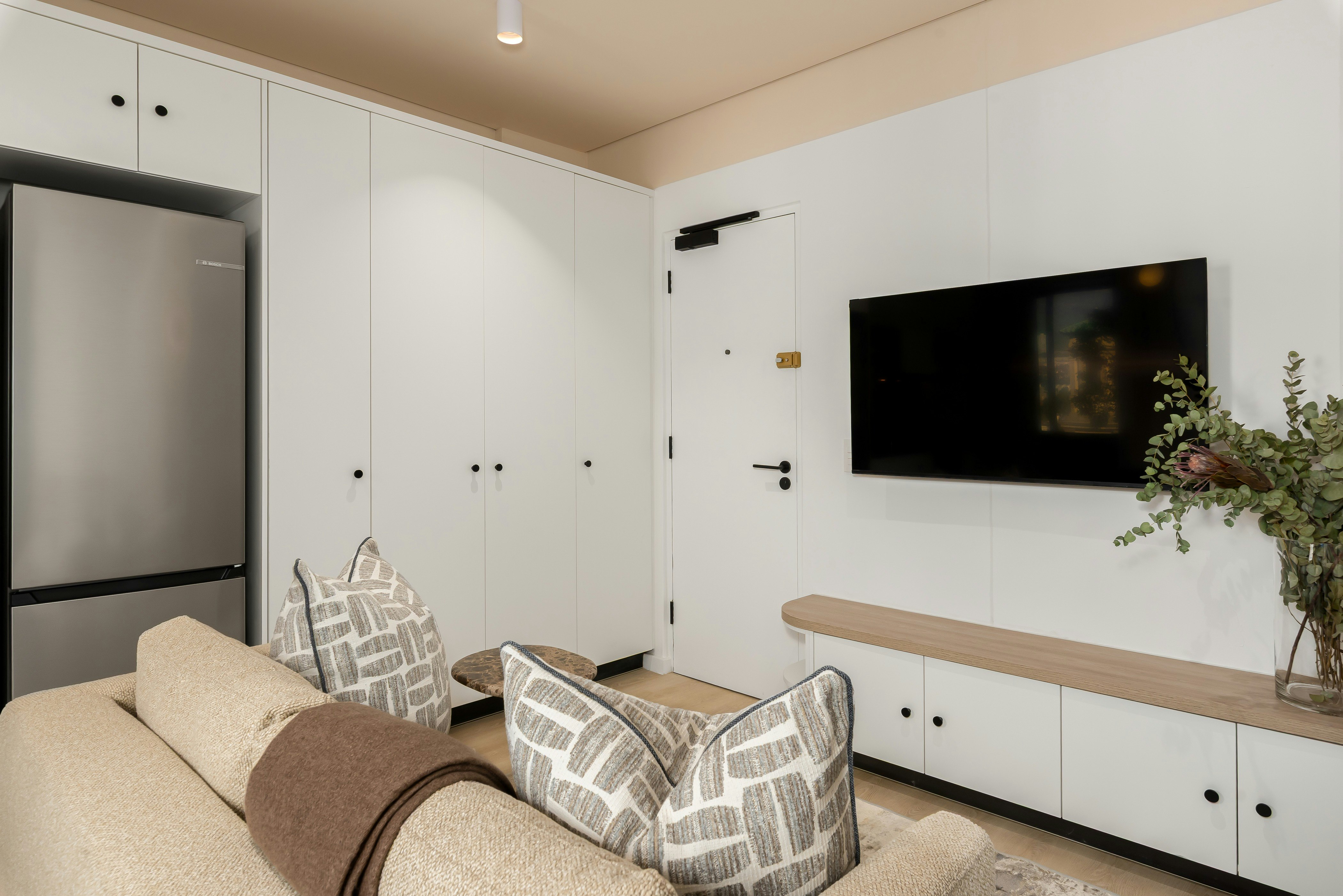 TenOnV | Designer Studio with Table Mountain Views image no 11 of 13