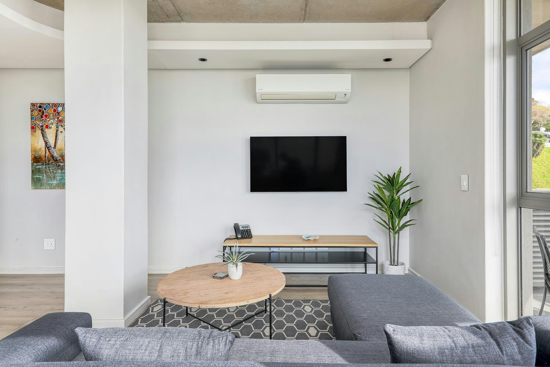 604 Luxury City View image no 3 of 16