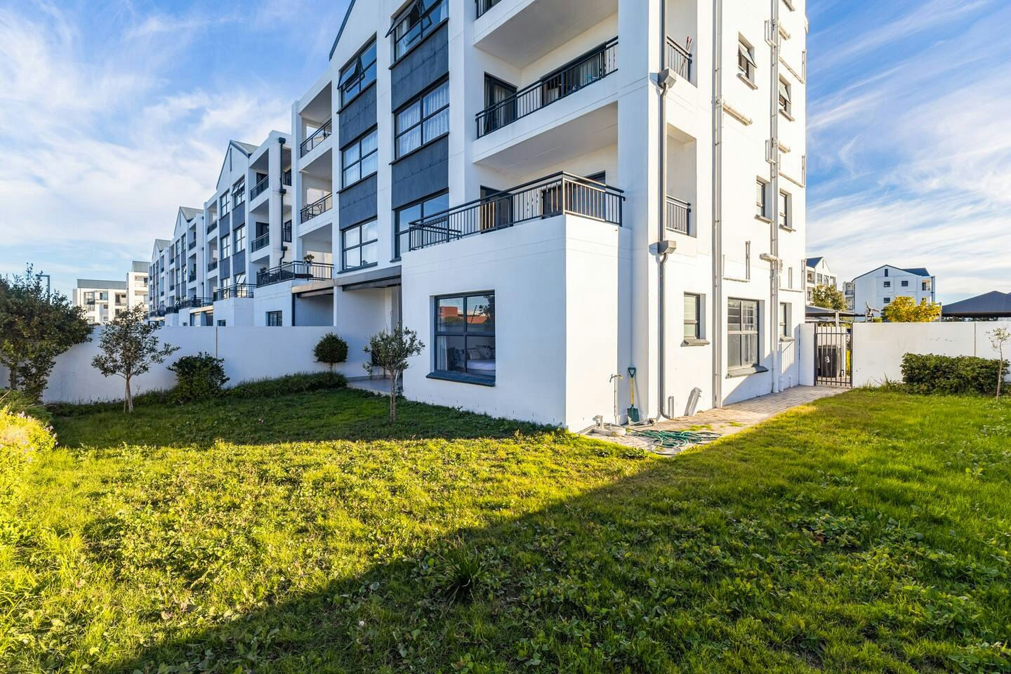 Modern 3-bed Garden |  Pool & Gym image no 6 of 40