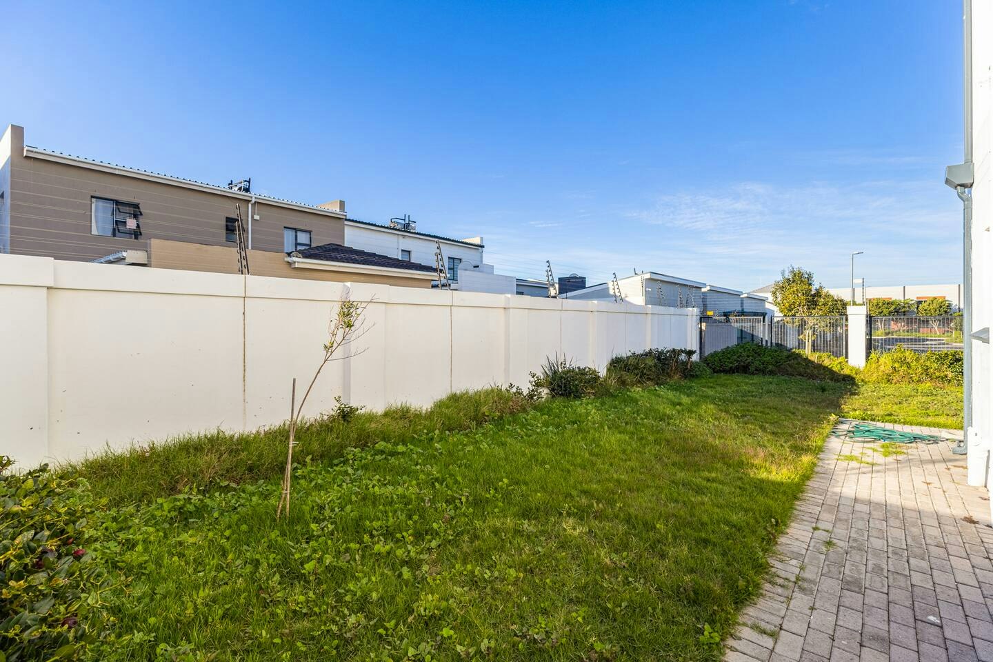 Modern 3-bed Garden |  Pool & Gym image no 28 of 40