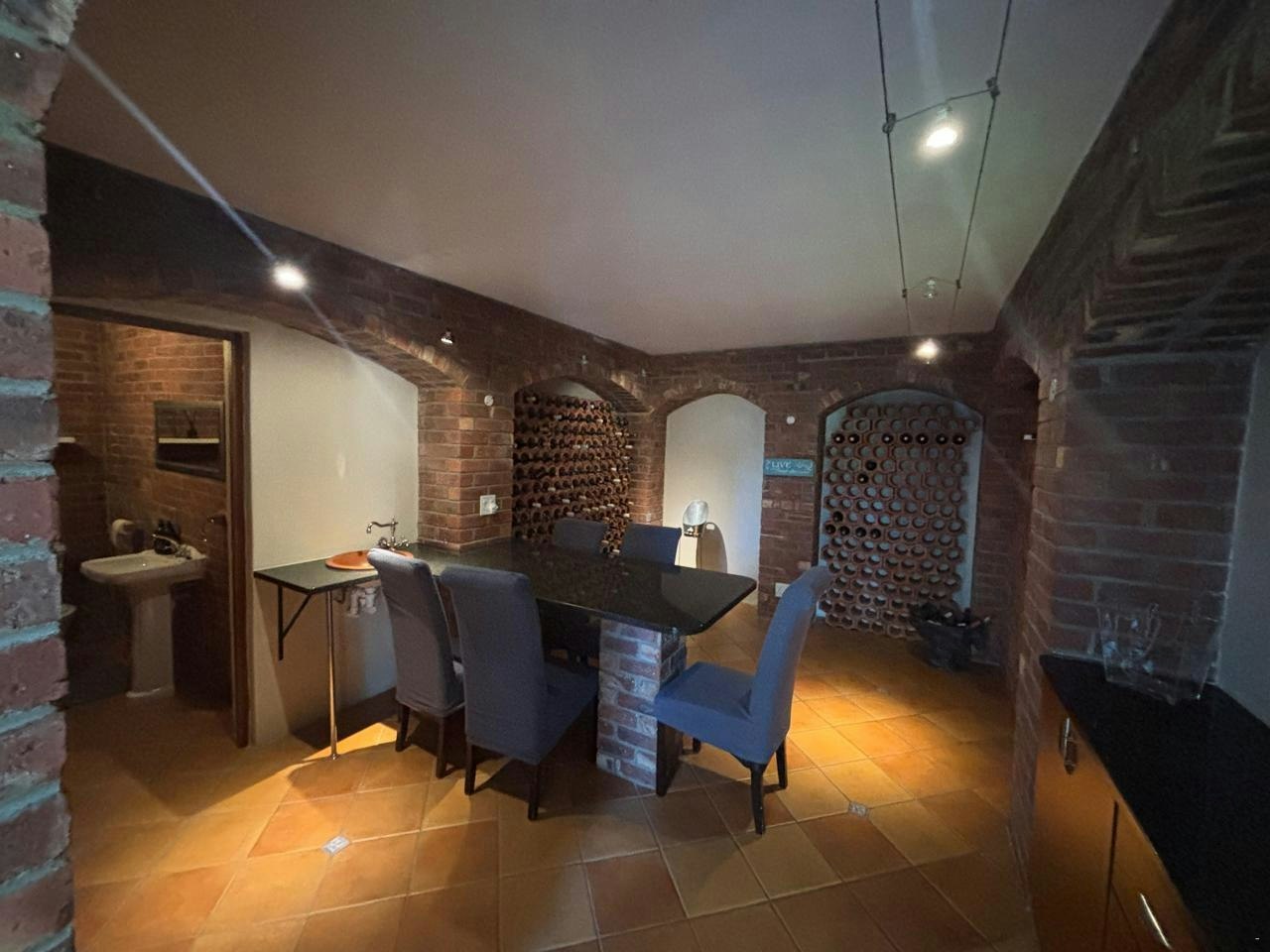 Loevenstein House by 306 Accommodations image no 2 of 28