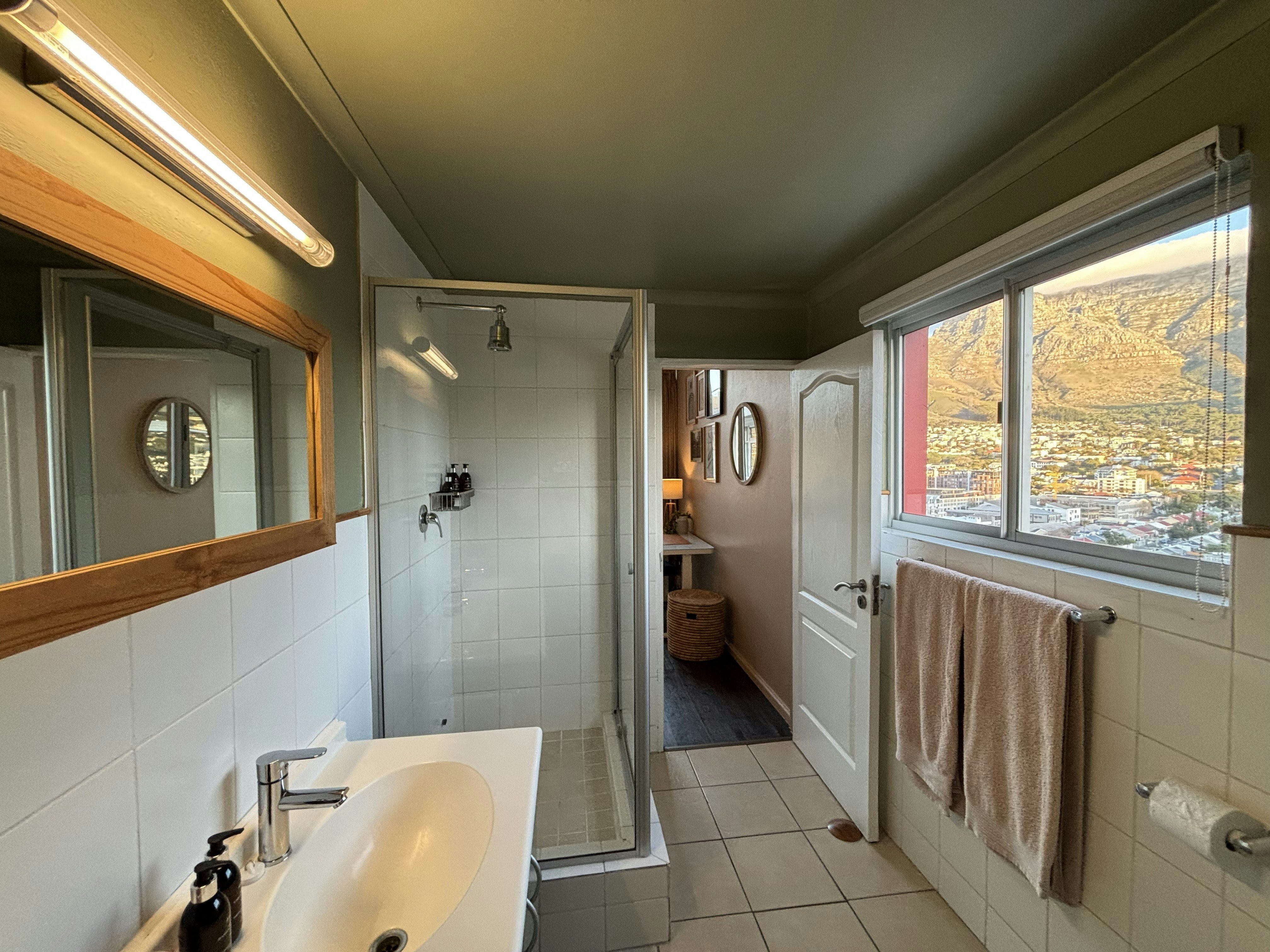 Luxury Top-Floor Retreat image no 43 of 82