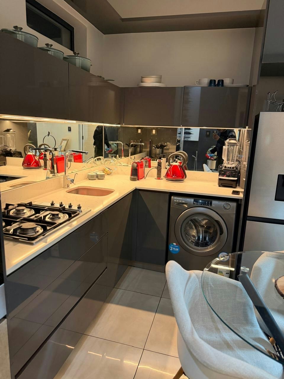 Luxurious Modern Apartment Near Rosebank & Sandton image no 3 of 16