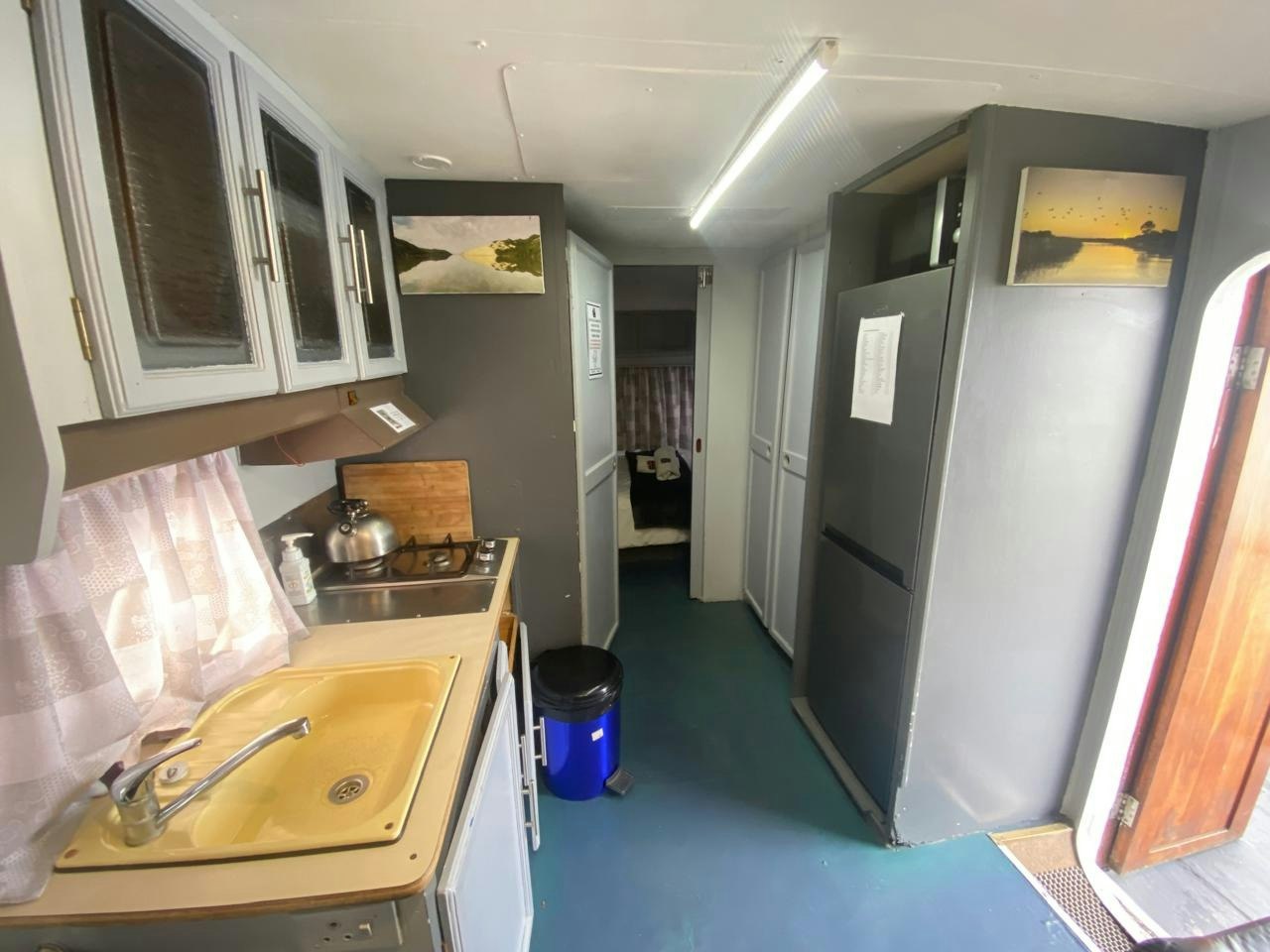 Maggie May House Boat image no 14 of 25