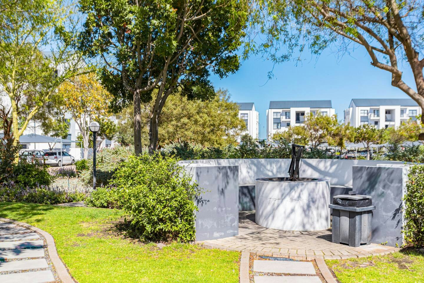 Modern 3-bed Garden |  Pool & Gym image no 30 of 40