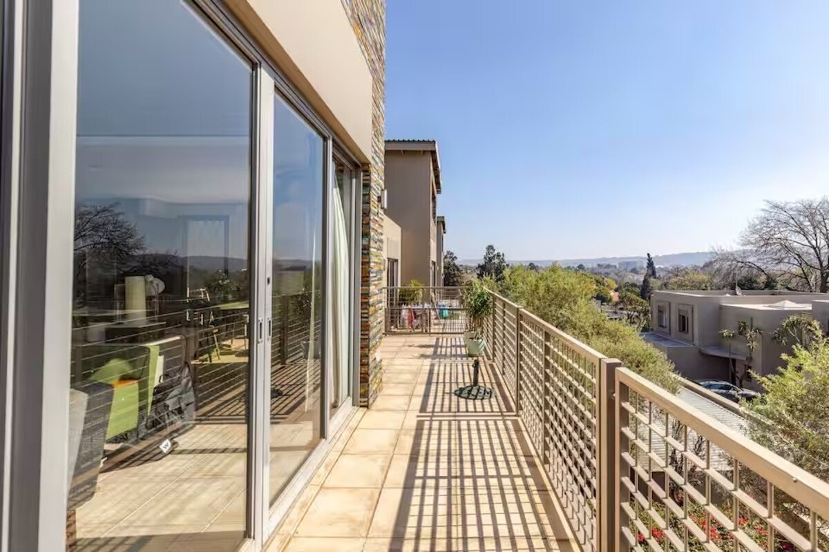 Eastbridge Off Kloof image no 1 of 40