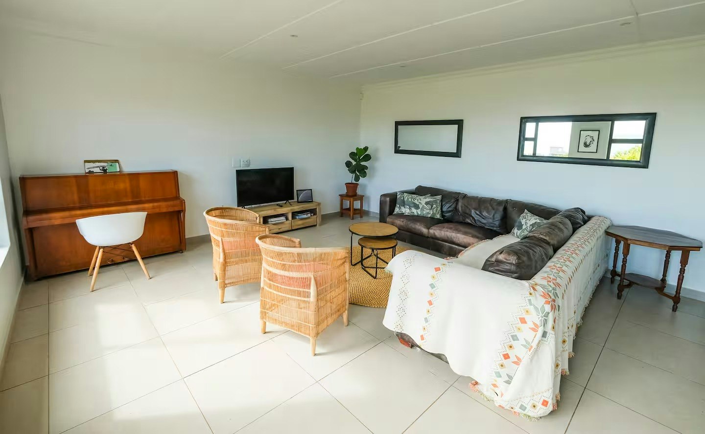 J-Bay Holiday Home image no 3 of 43
