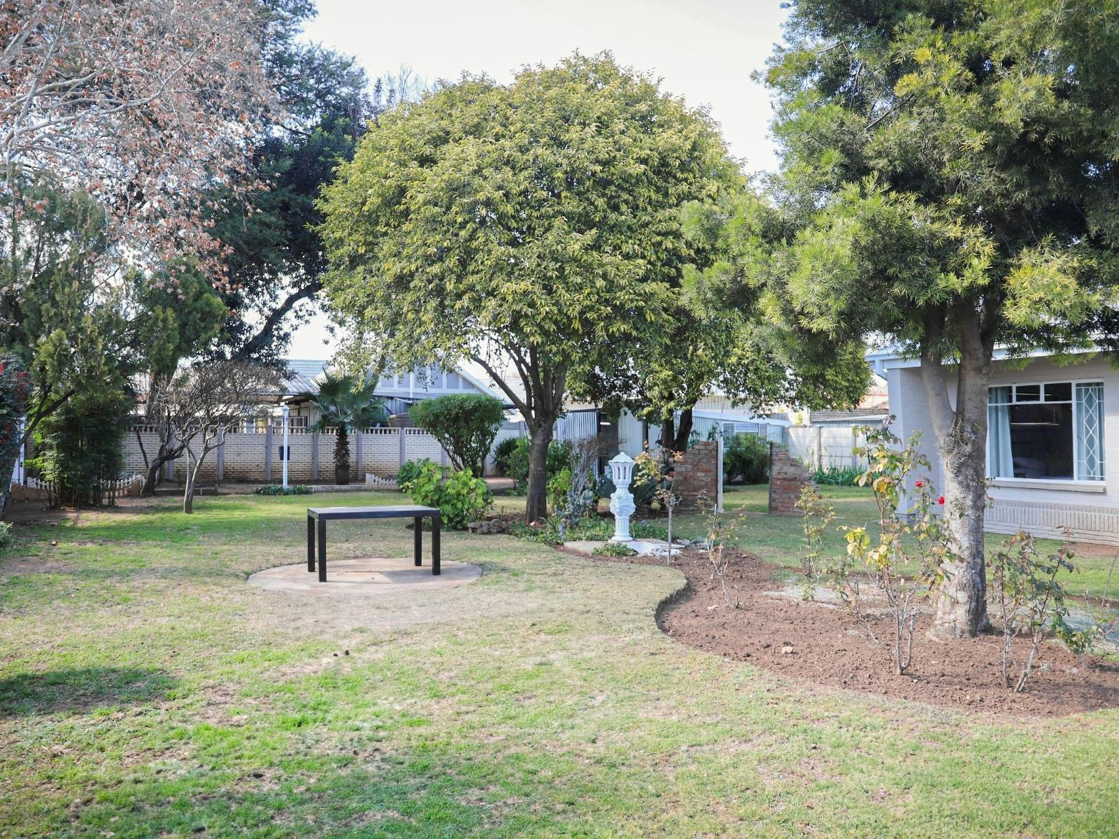 Modern Farm Stays 84 Bree Street image no 2 of 2