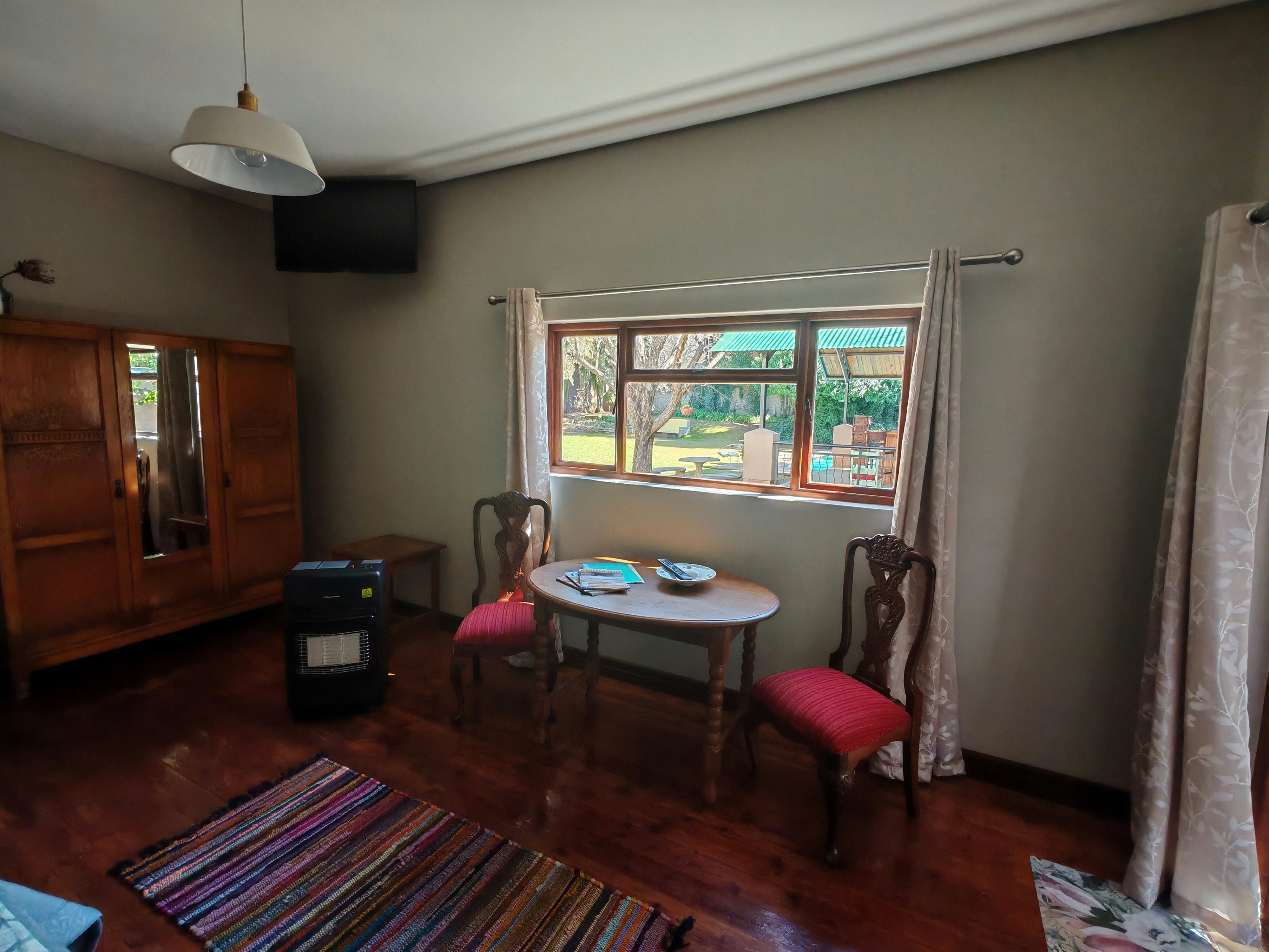 BEE-autiful Stay Garden Cottage image no 37 of 38
