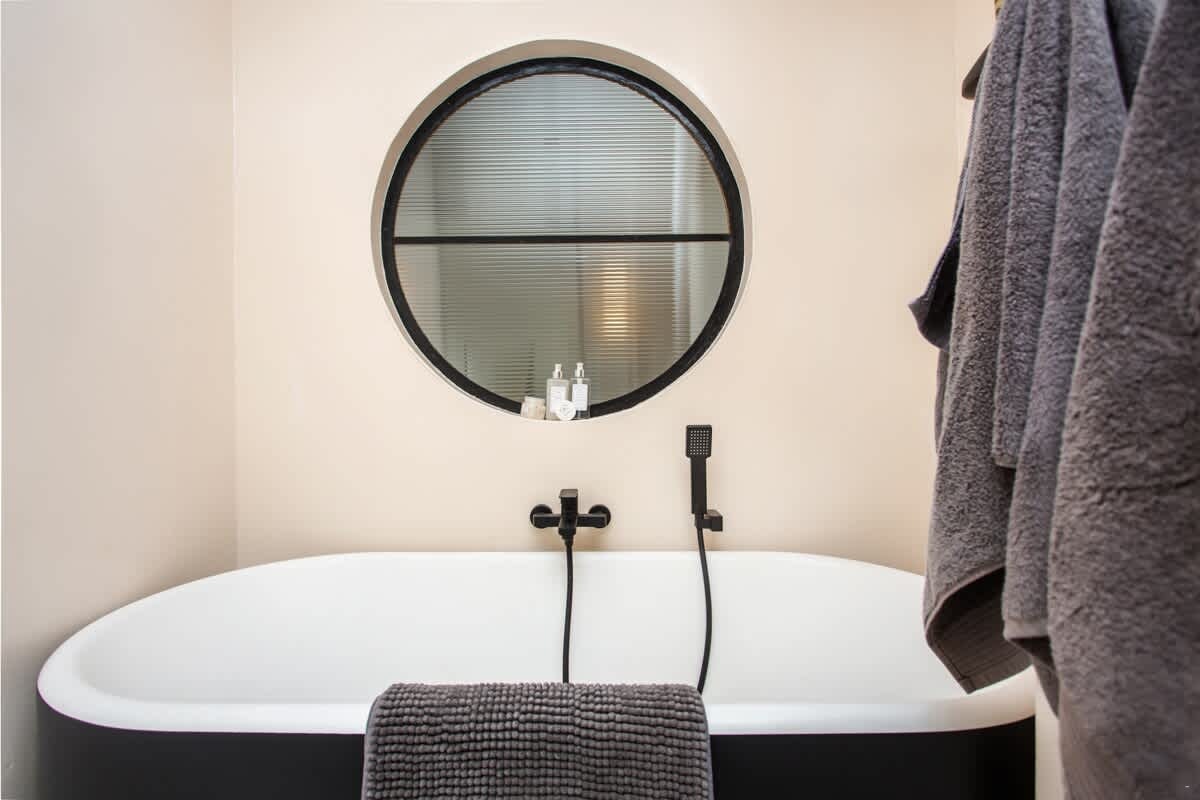 Love My Spacious Habitat - 1 Bedroom Penthouse image no 28 of 45