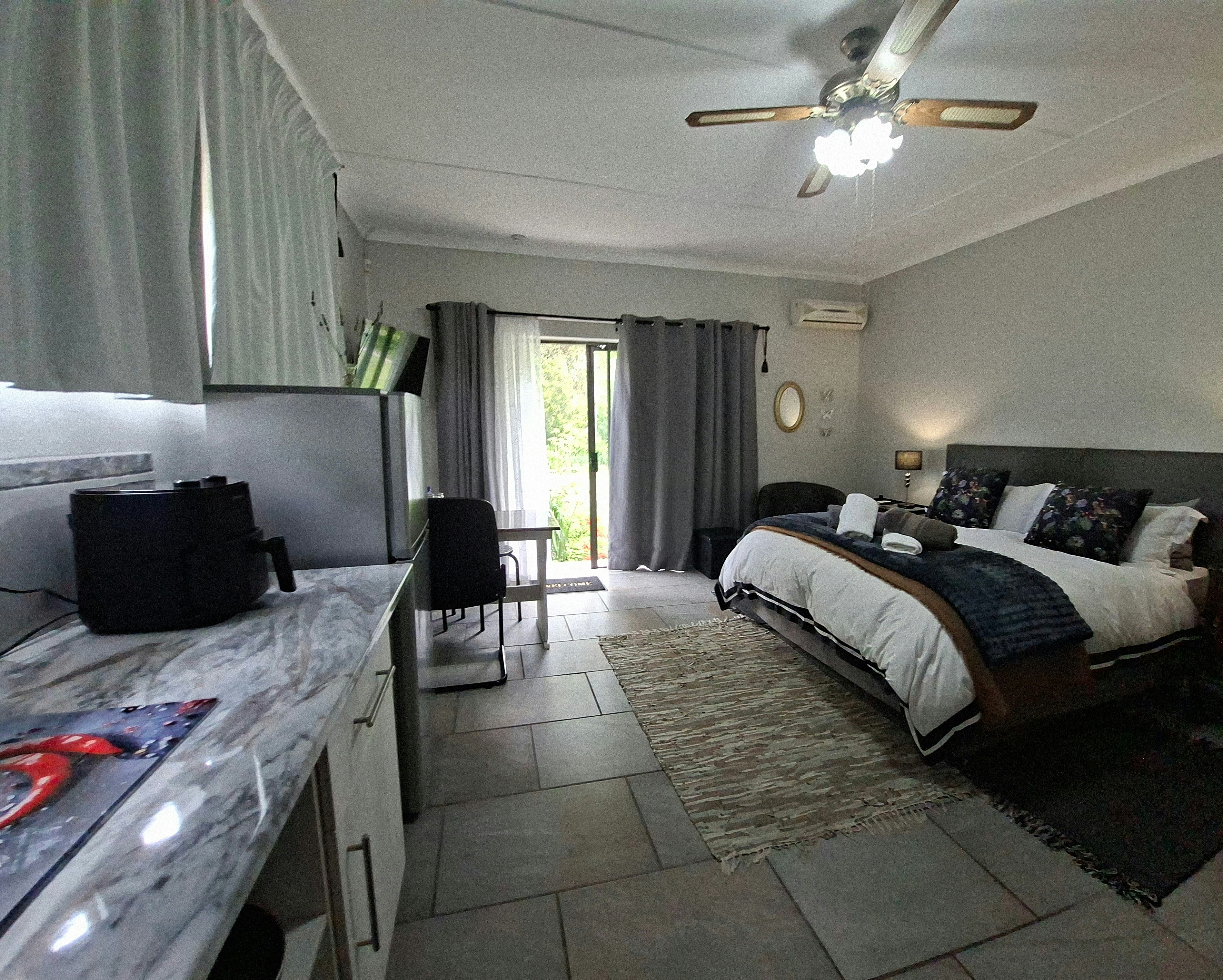1 On-Scott Garden Suites image no 1 of 15