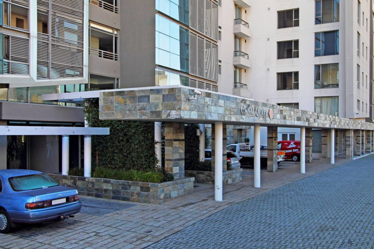 Canal Quays 2 Bed Apartment image no 19 of 20