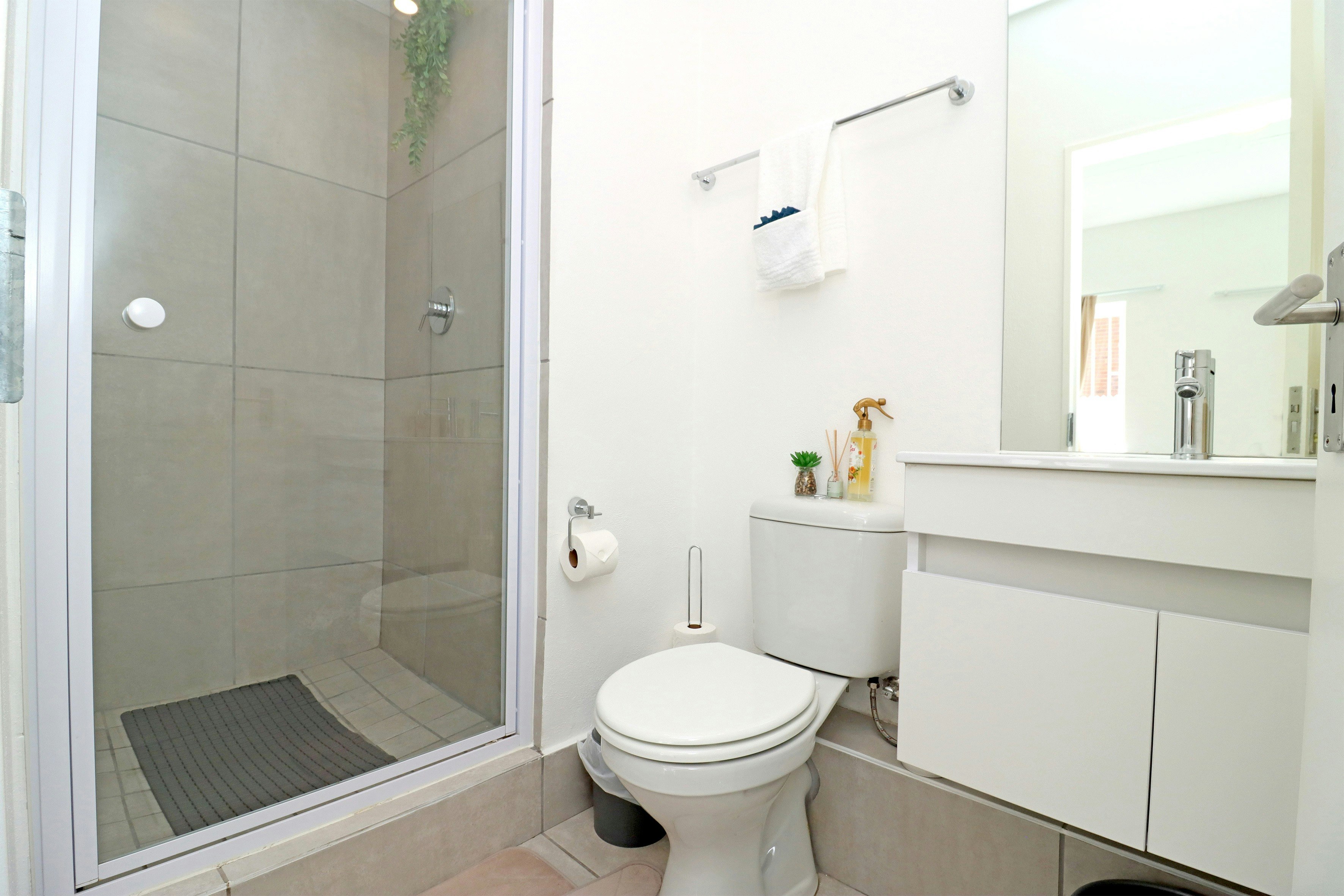 Elegant Studio in Illovo image no 15 of 38