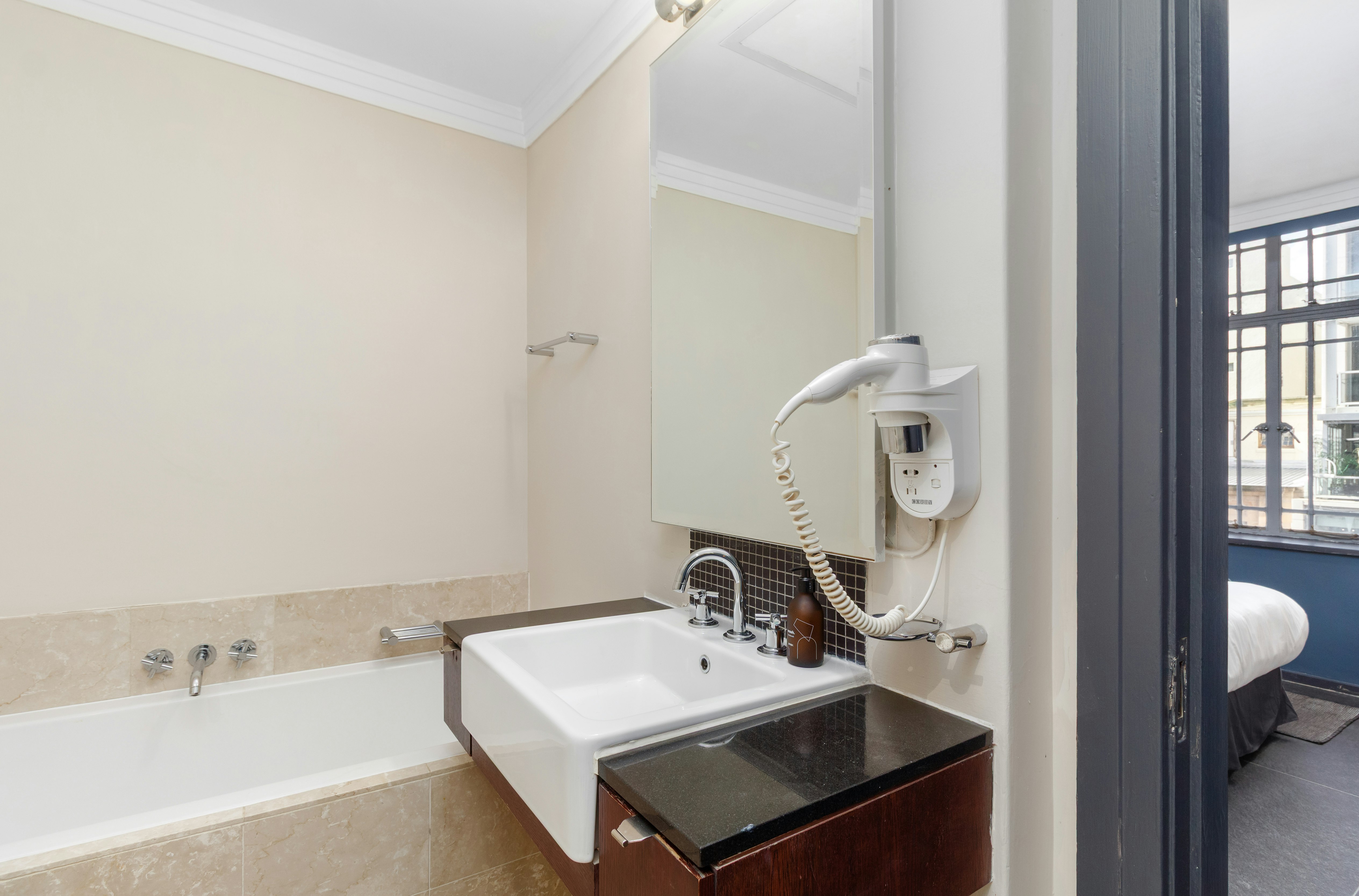 Retro CBD Escape Pool and City Living image no 8 of 18