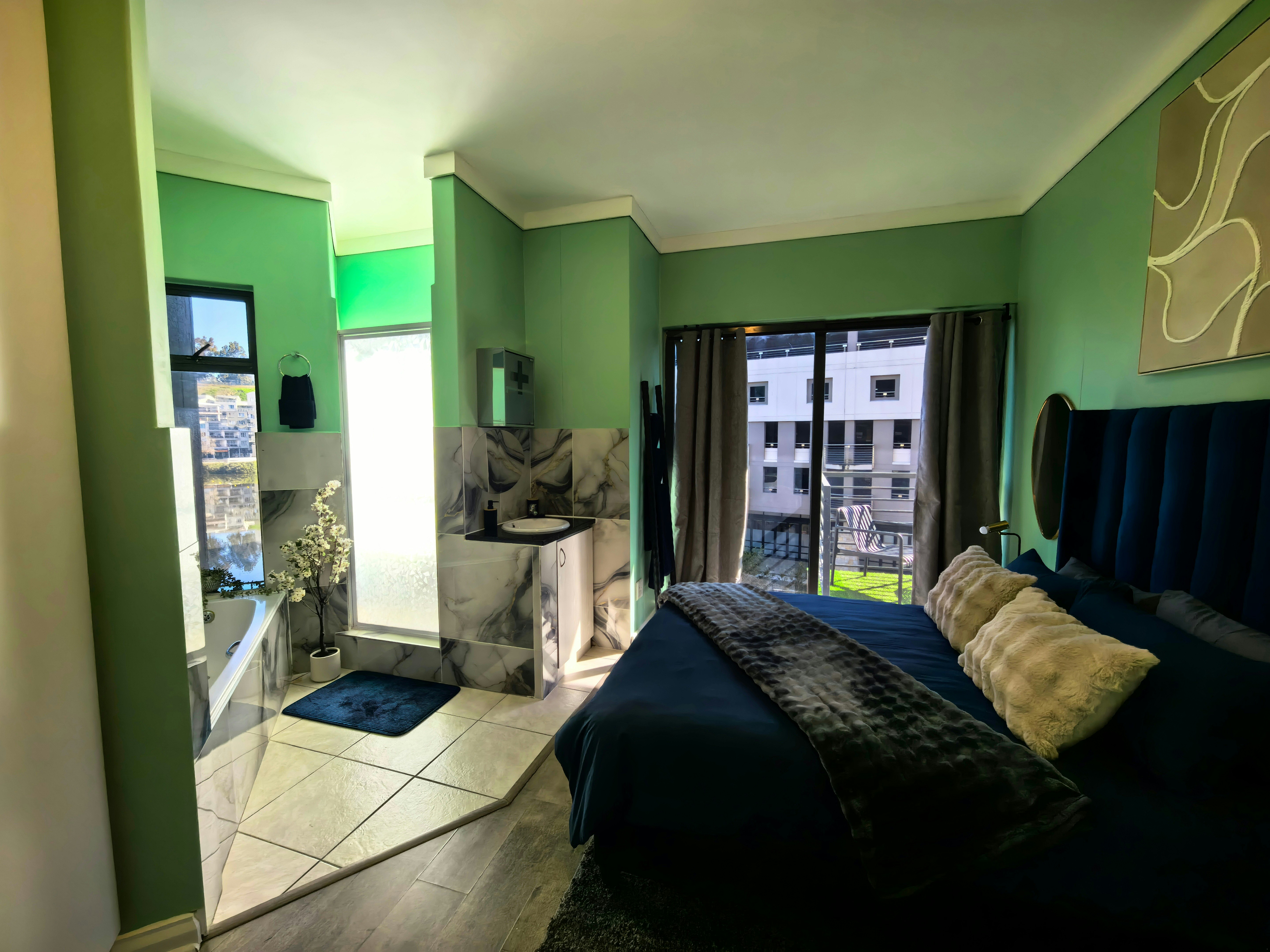 Stunning Lake View Apartment image no 3 of 27