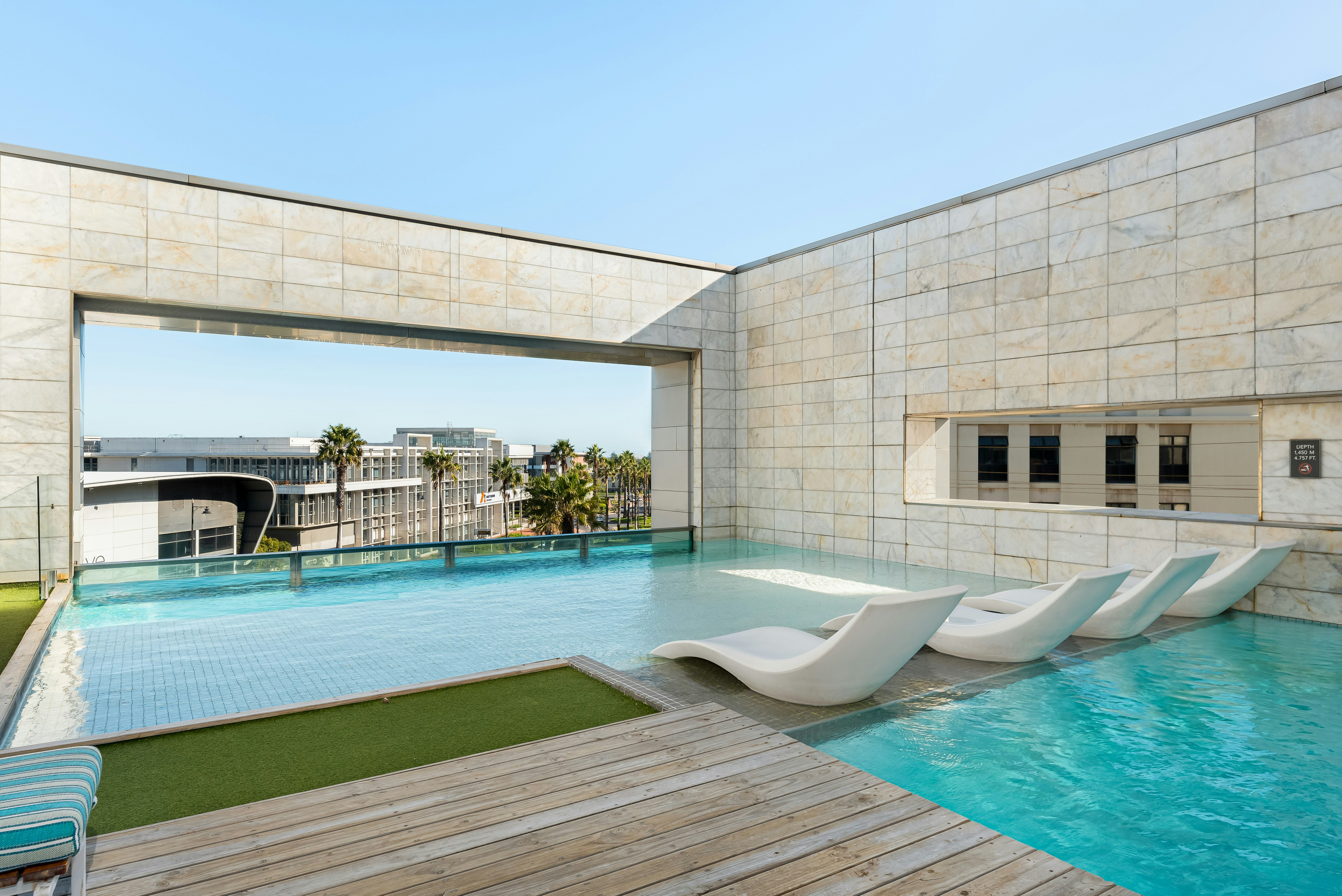 Luxury Stay Crystal Towers image no 15 of 17