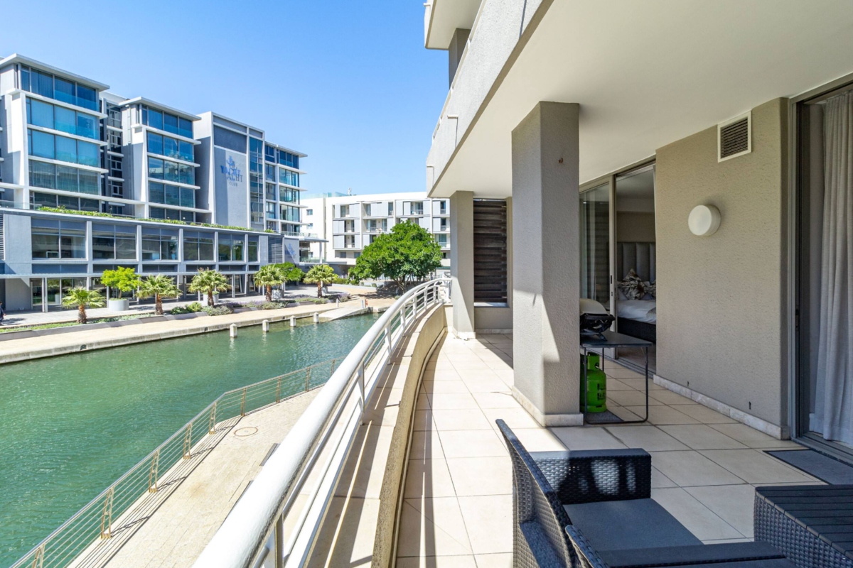 Canal Quays 2 Bed Apartment image no 1 of 20