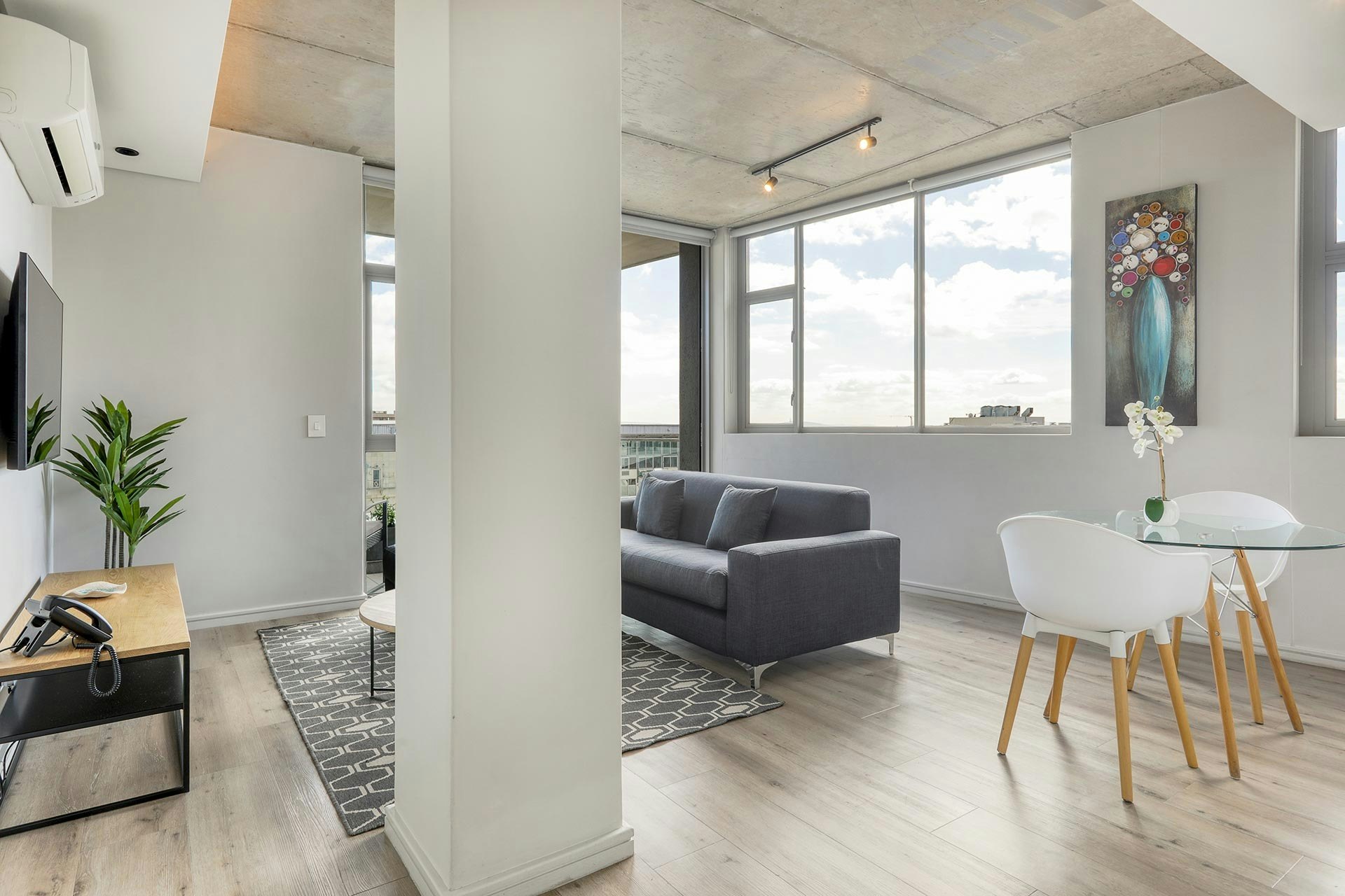 604 Luxury City View image no 4 of 16