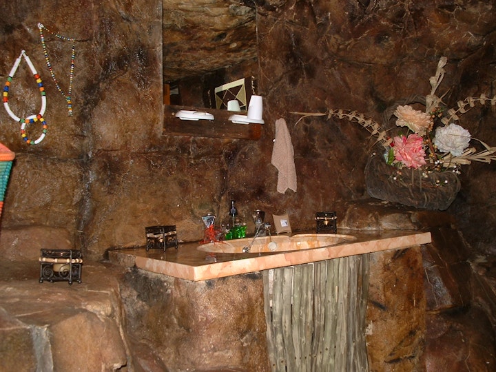 Champagne Castle Accommodation at Inkunzi Cave, Zulu Hut and Diddly Squat | Viya