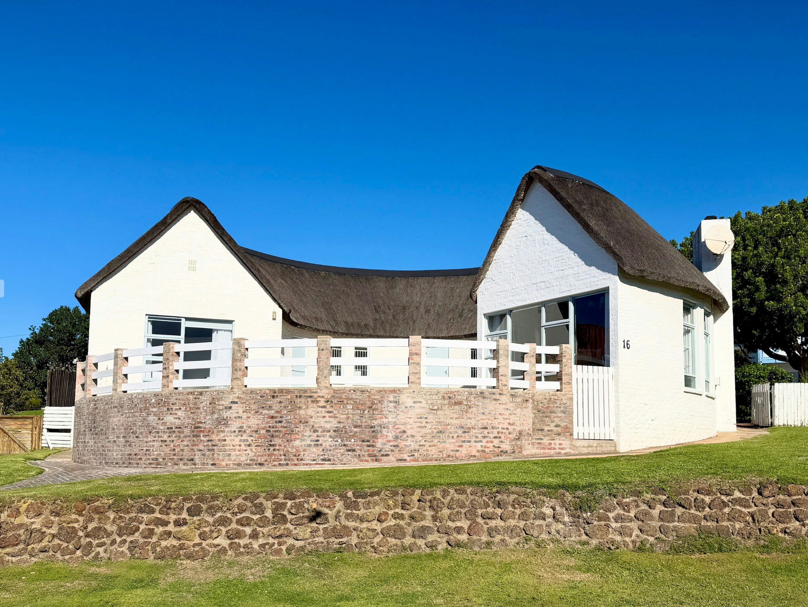 Stilbaai Family Holiday Home image no 1 of 21