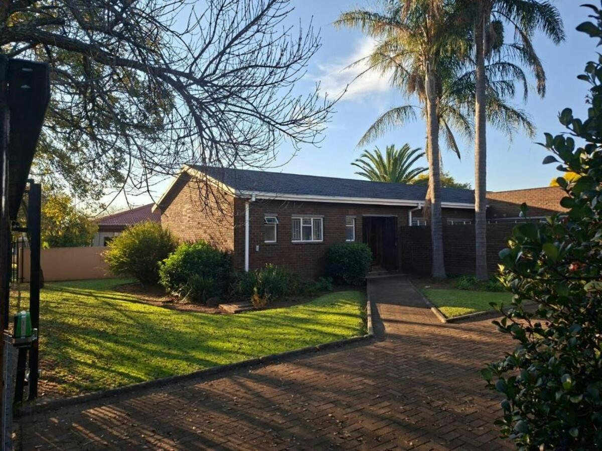 Oolele GuestHouse Newcastle image no 8 of 9