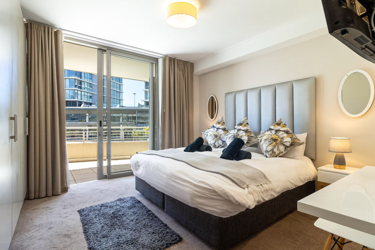 Canal Quays 2 Bed Apartment image no 4 of 20