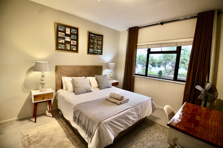 Cape Town Accommodation at Kampsbaai See-uitsigwoonstel | Viya