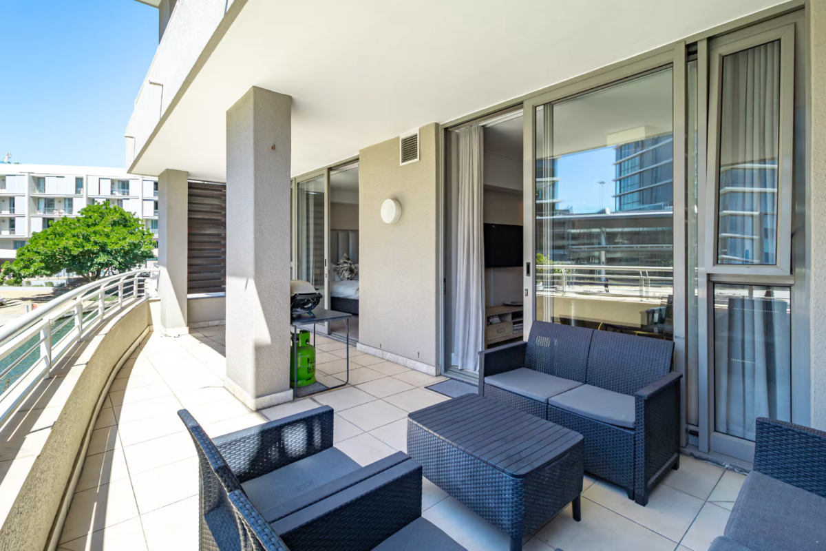 Canal Quays 2 Bed Apartment image no 17 of 20