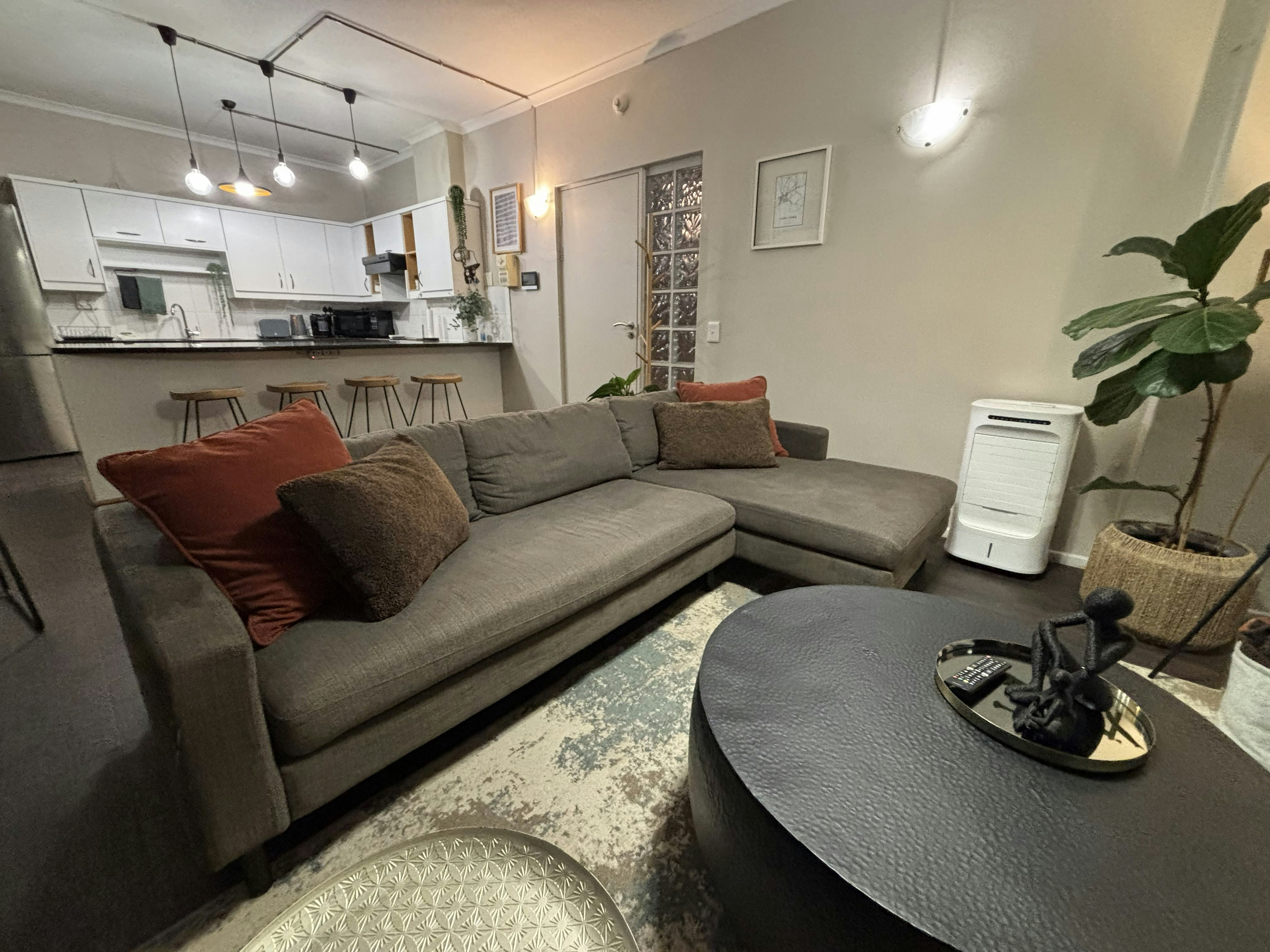 Luxury Top-Floor Retreat image no 11 of 82
