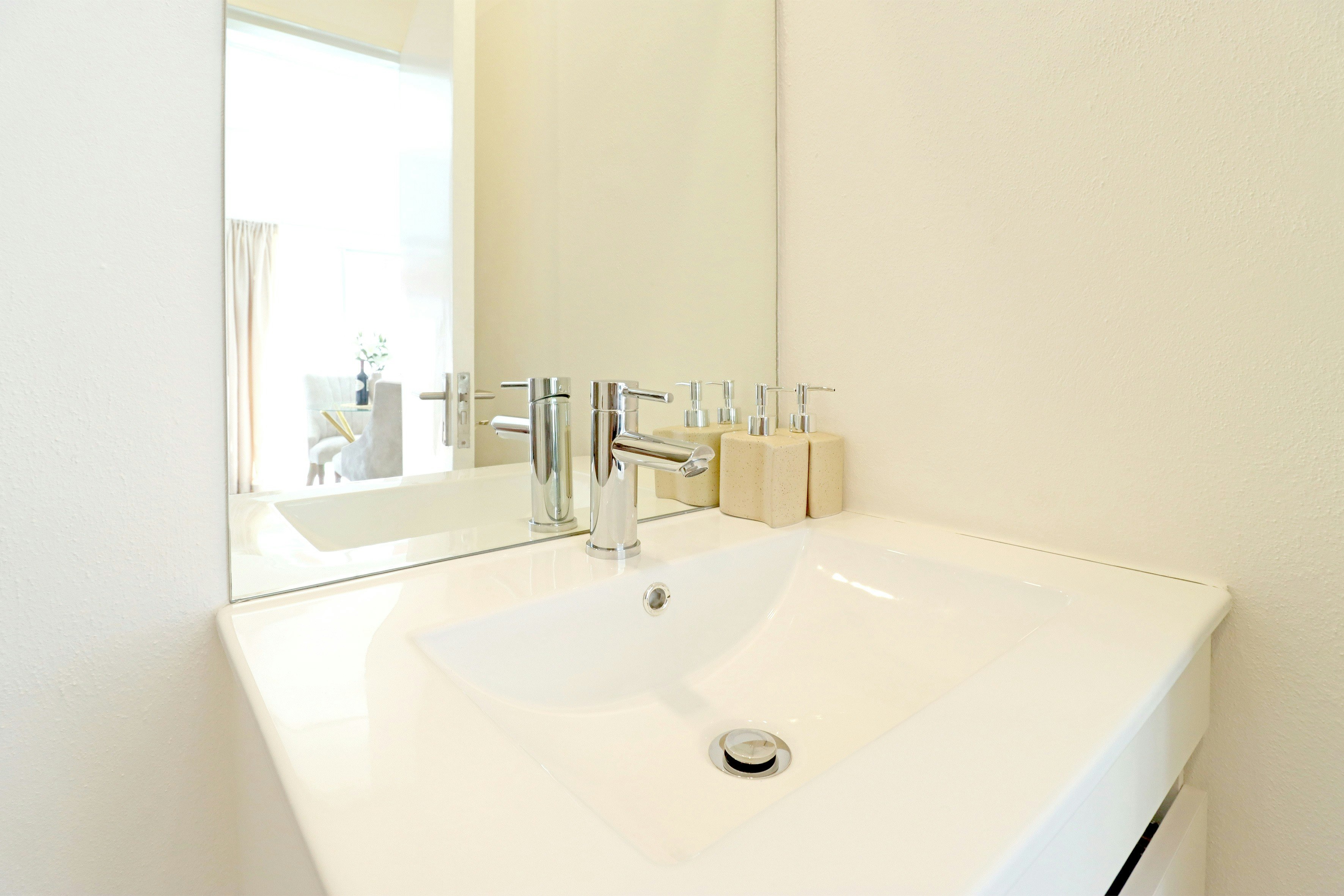 Elegant Studio in Illovo image no 16 of 38