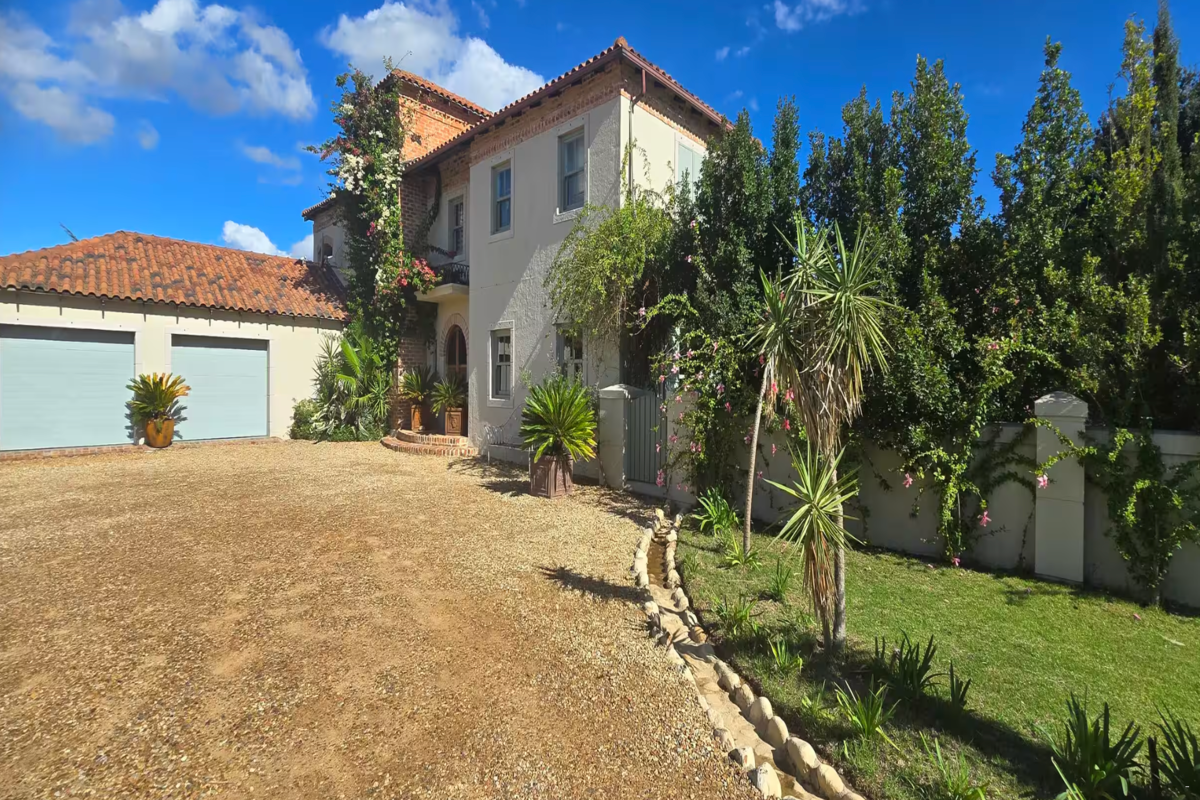 Sandmartins Luxury Villa image no 49 of 55