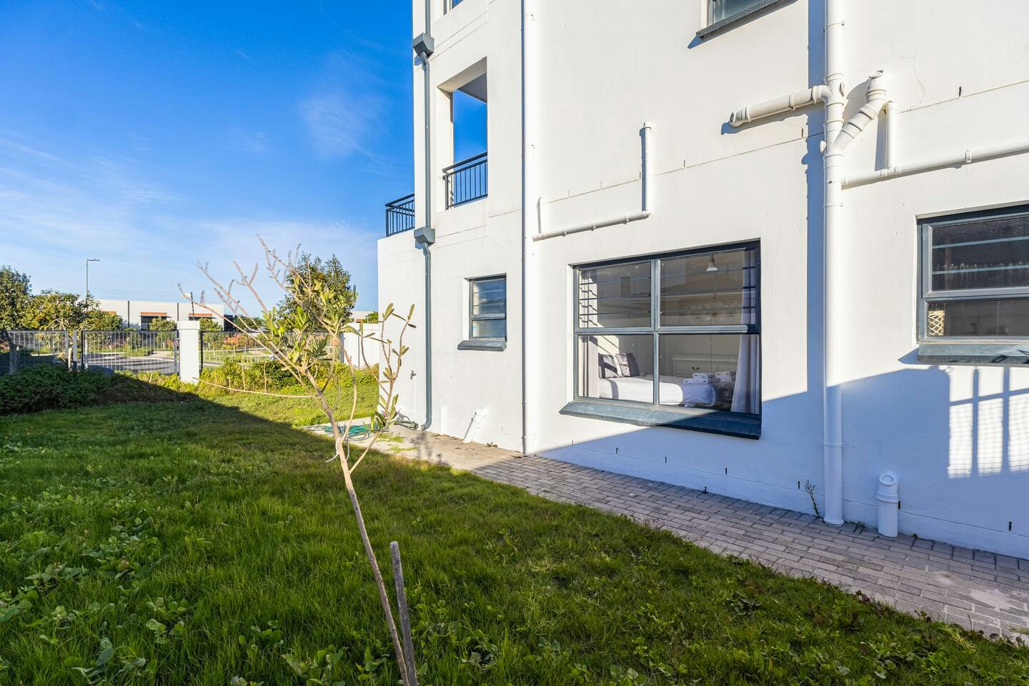 Modern 3-bed Garden |  Pool & Gym image no 27 of 40