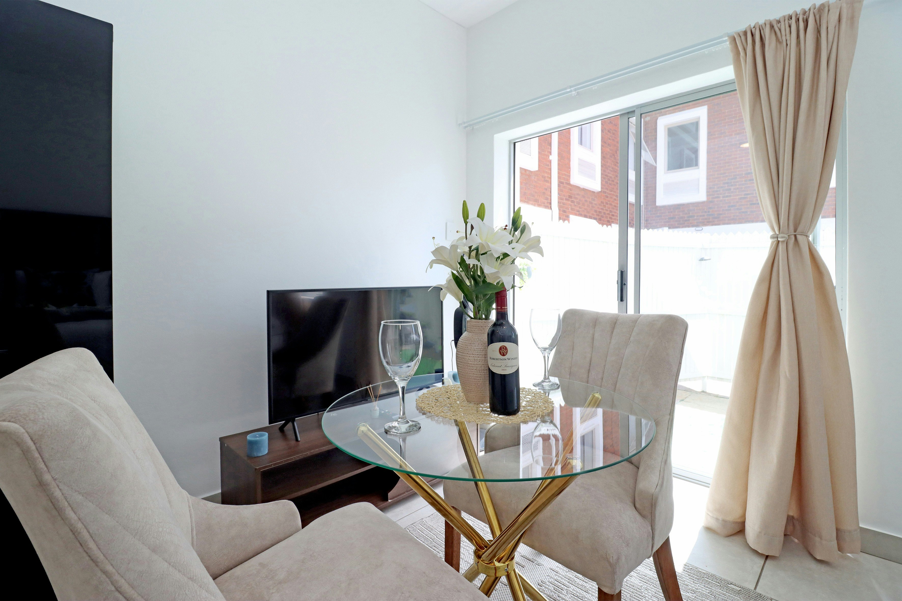 Elegant Studio in Illovo image no 11 of 38