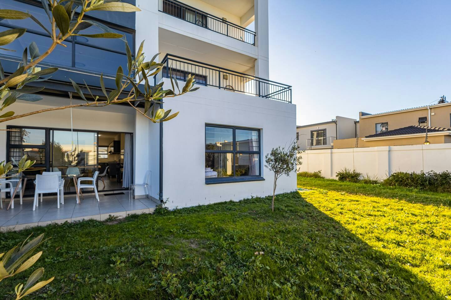 Modern 3-bed Garden |  Pool & Gym image no 1 of 40