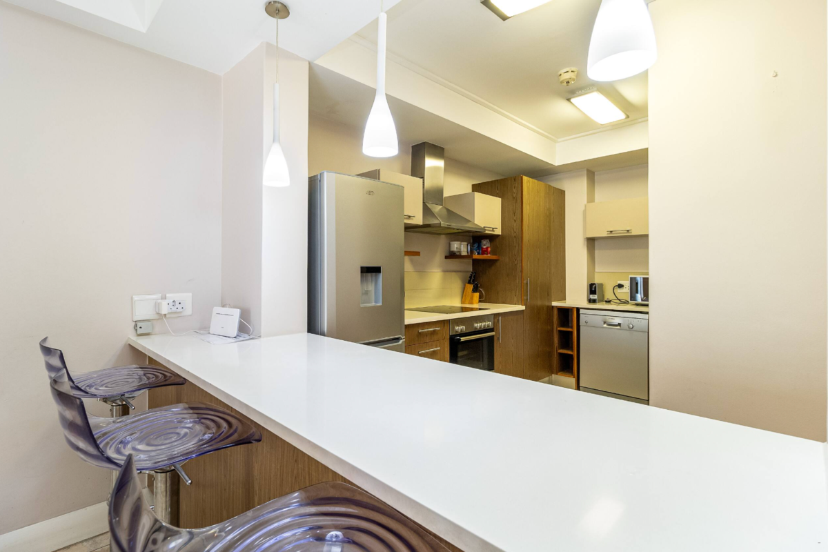 Canal Quays 2 Bed Apartment image no 10 of 20