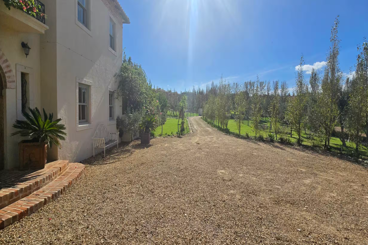 Sandmartins Luxury Villa image no 51 of 55