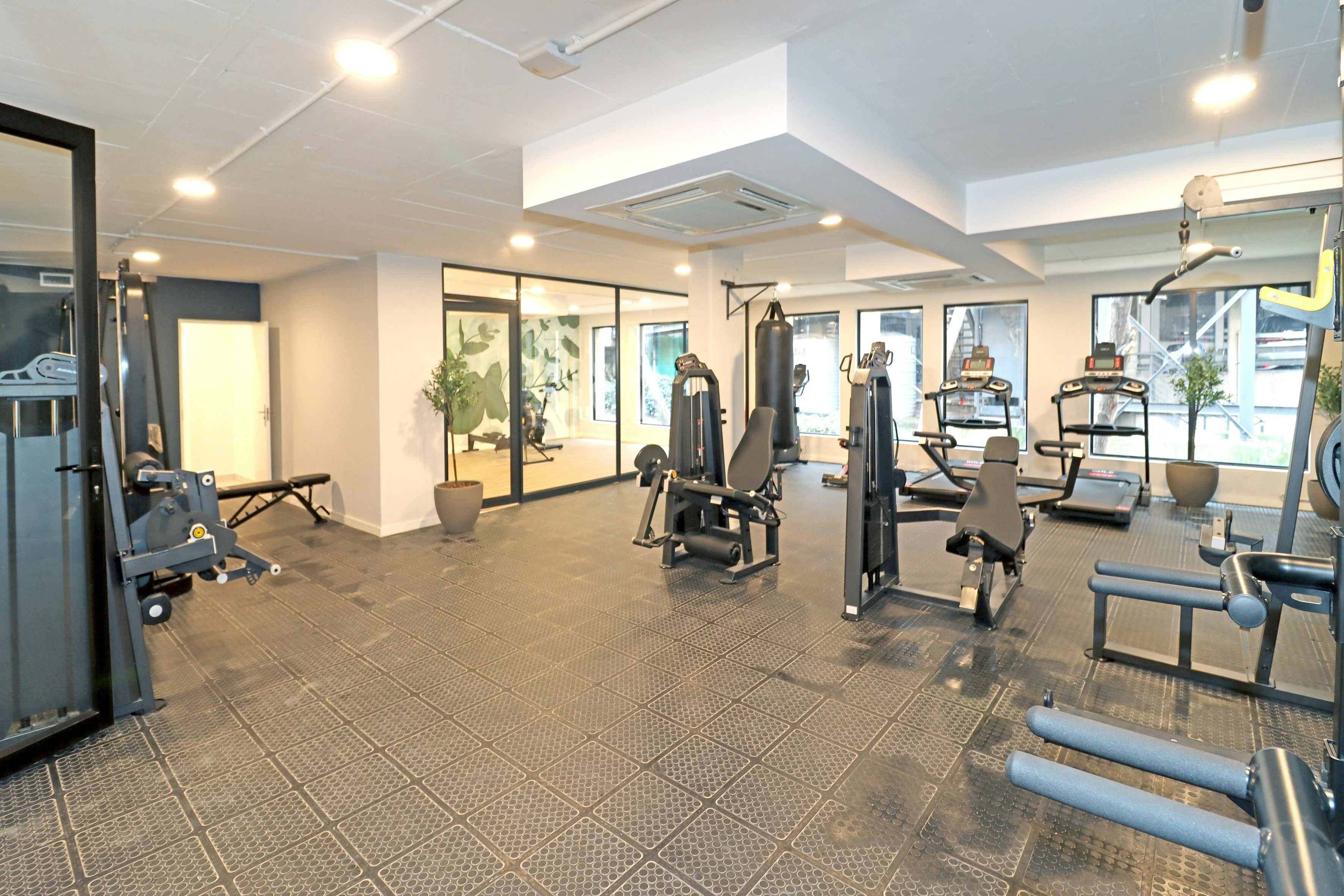 Elegant Studio in Illovo image no 28 of 38