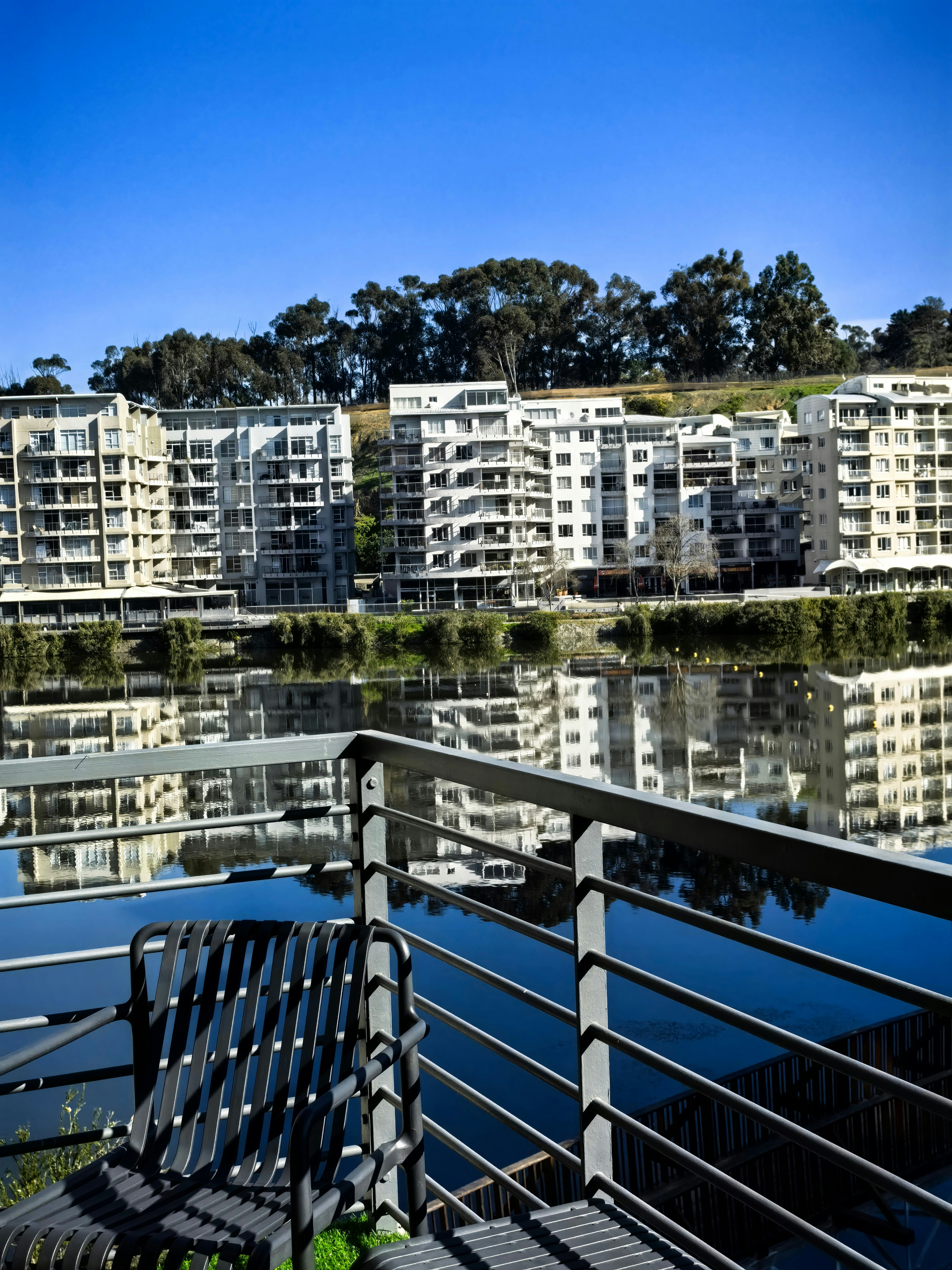 Stunning Lake View Apartment image no 4 of 27