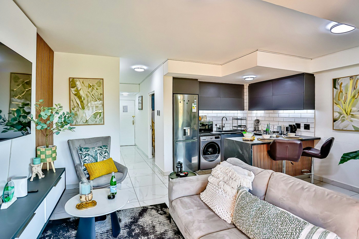 Stylish Sibaya Apartment | Pool & Inverter image no 11 of 31