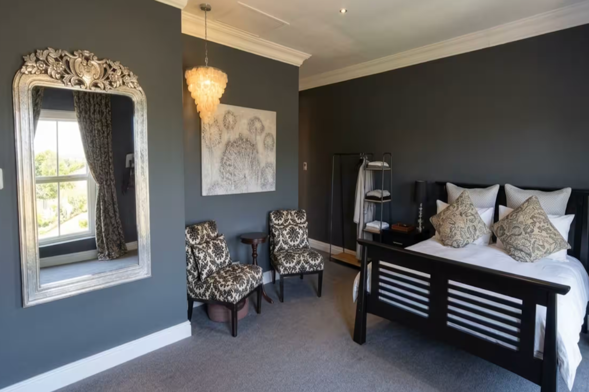 Sandmartins Luxury Villa image no 8 of 55