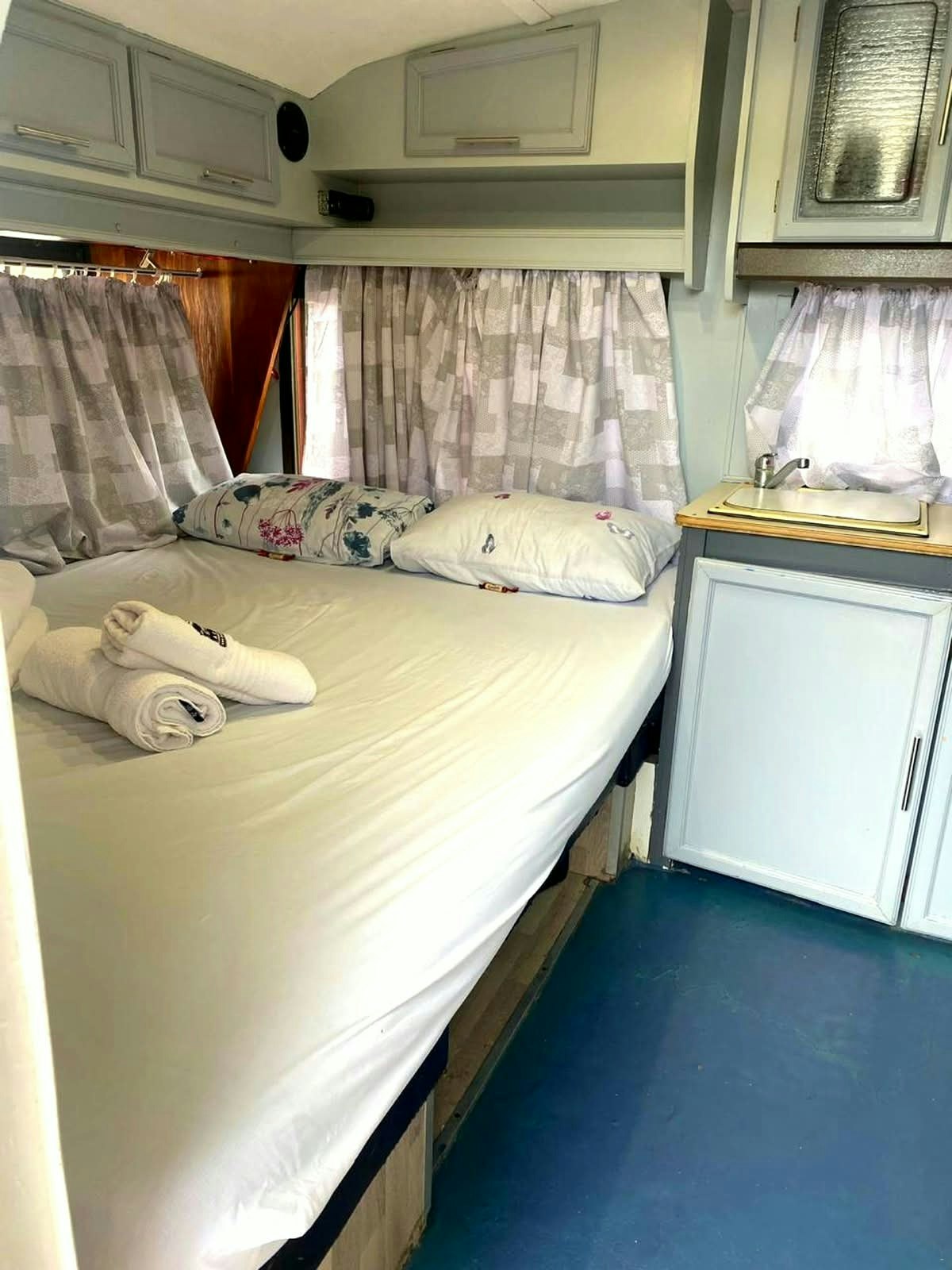 Maggie May House Boat image no 15 of 25