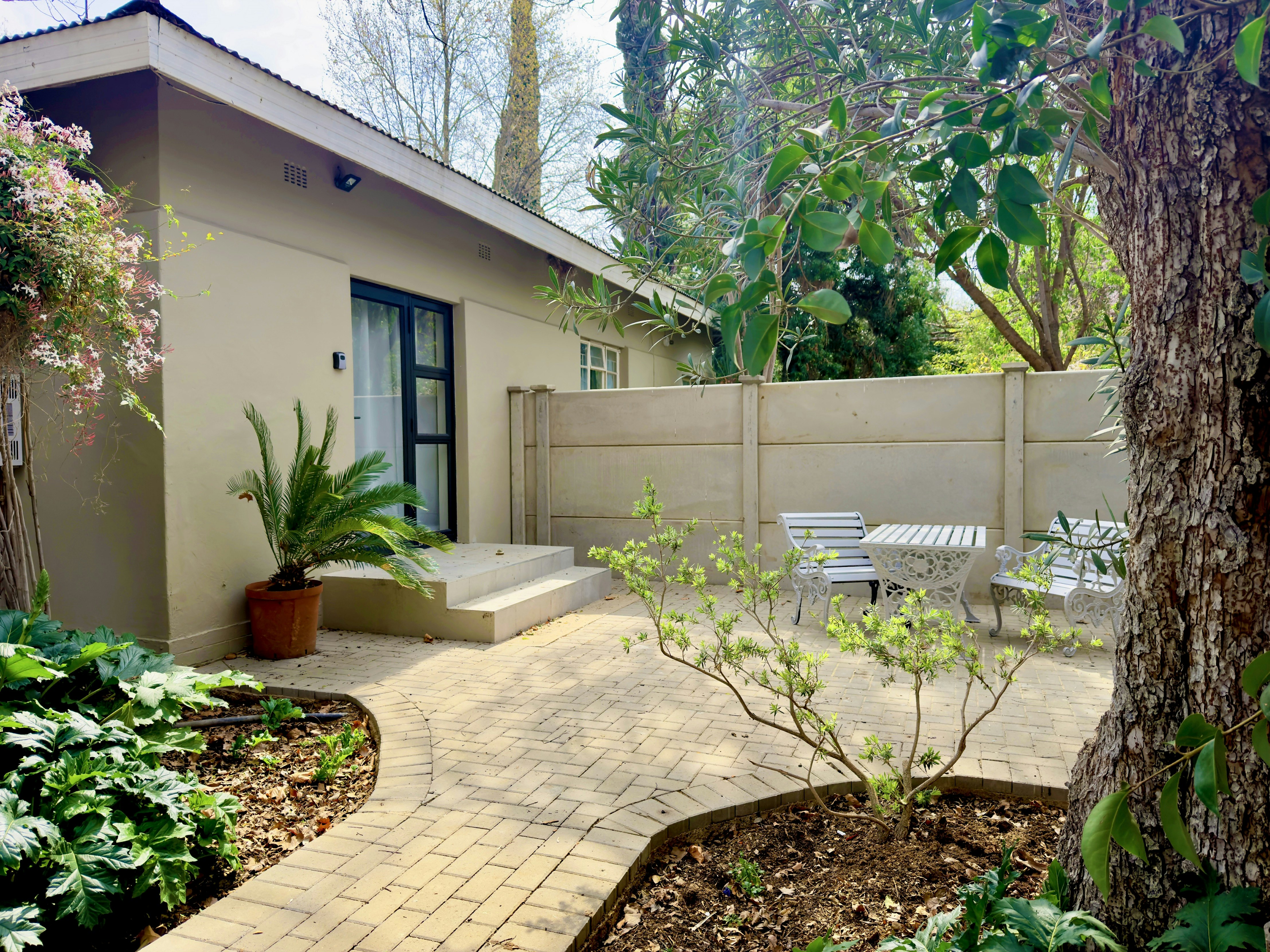 Amberaine Guest Lodge image no 2 of 18