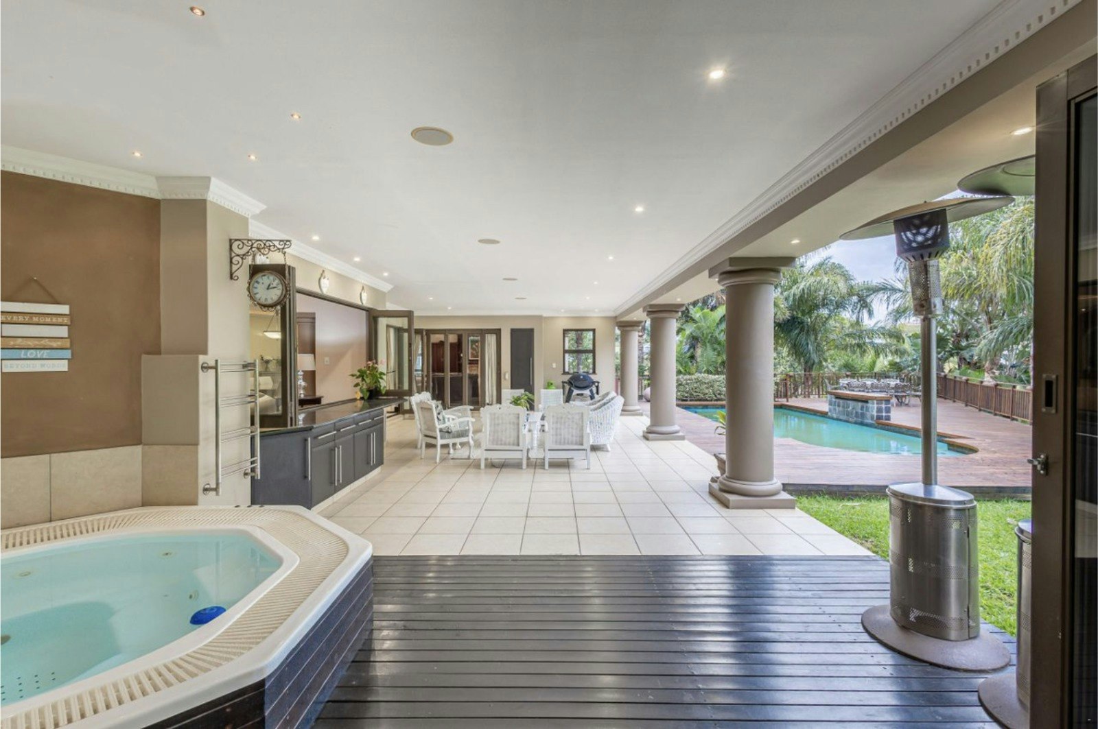 Escape to Paradise, Byrne Court LekkeSlaap