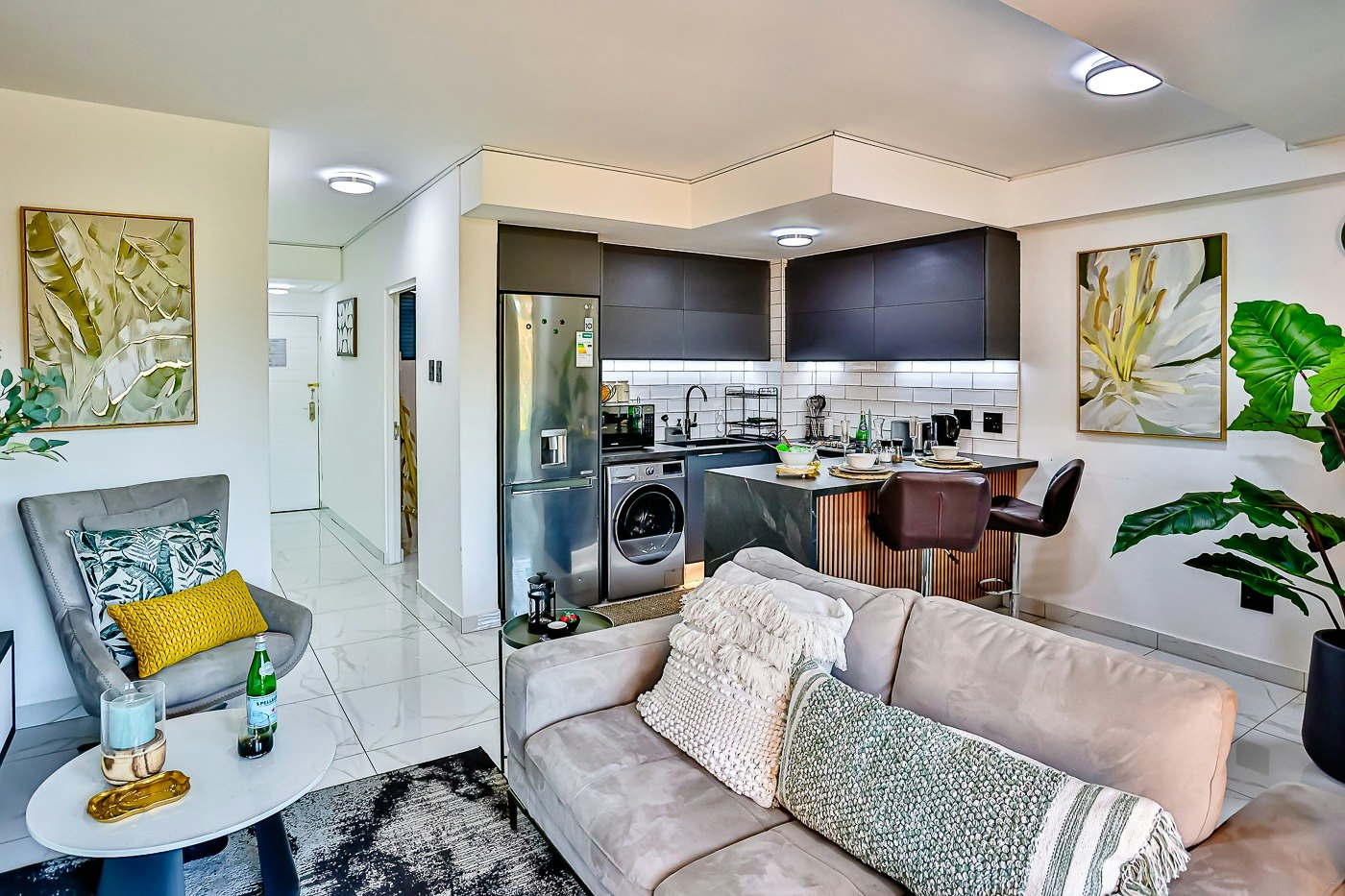 Stylish Sibaya Apartment | Pool & Inverter image no 17 of 31