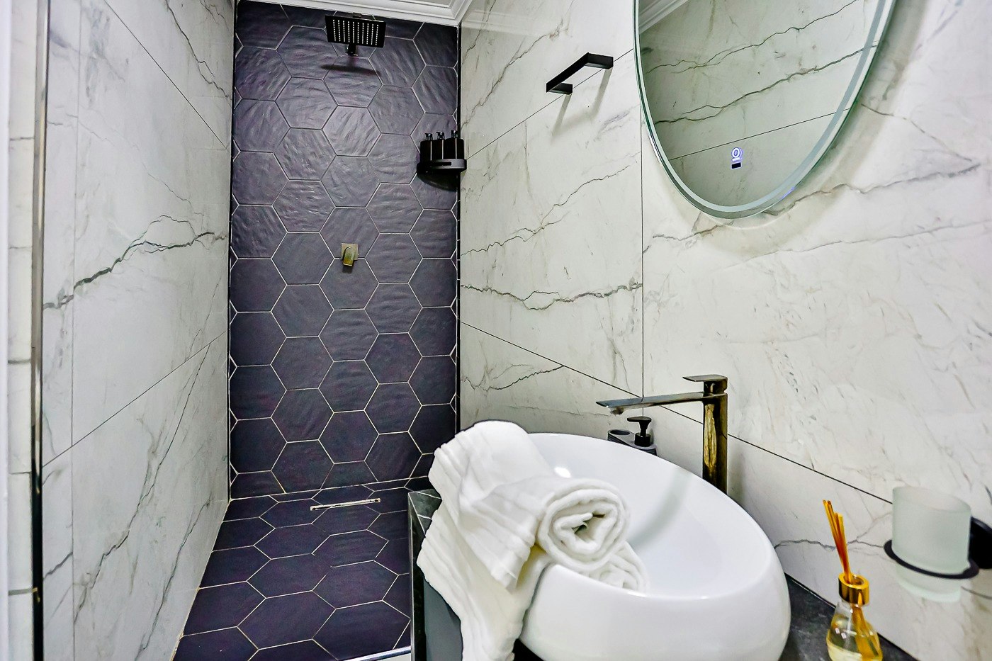 Stylish Sibaya Apartment | Pool & Inverter image no 28 of 31