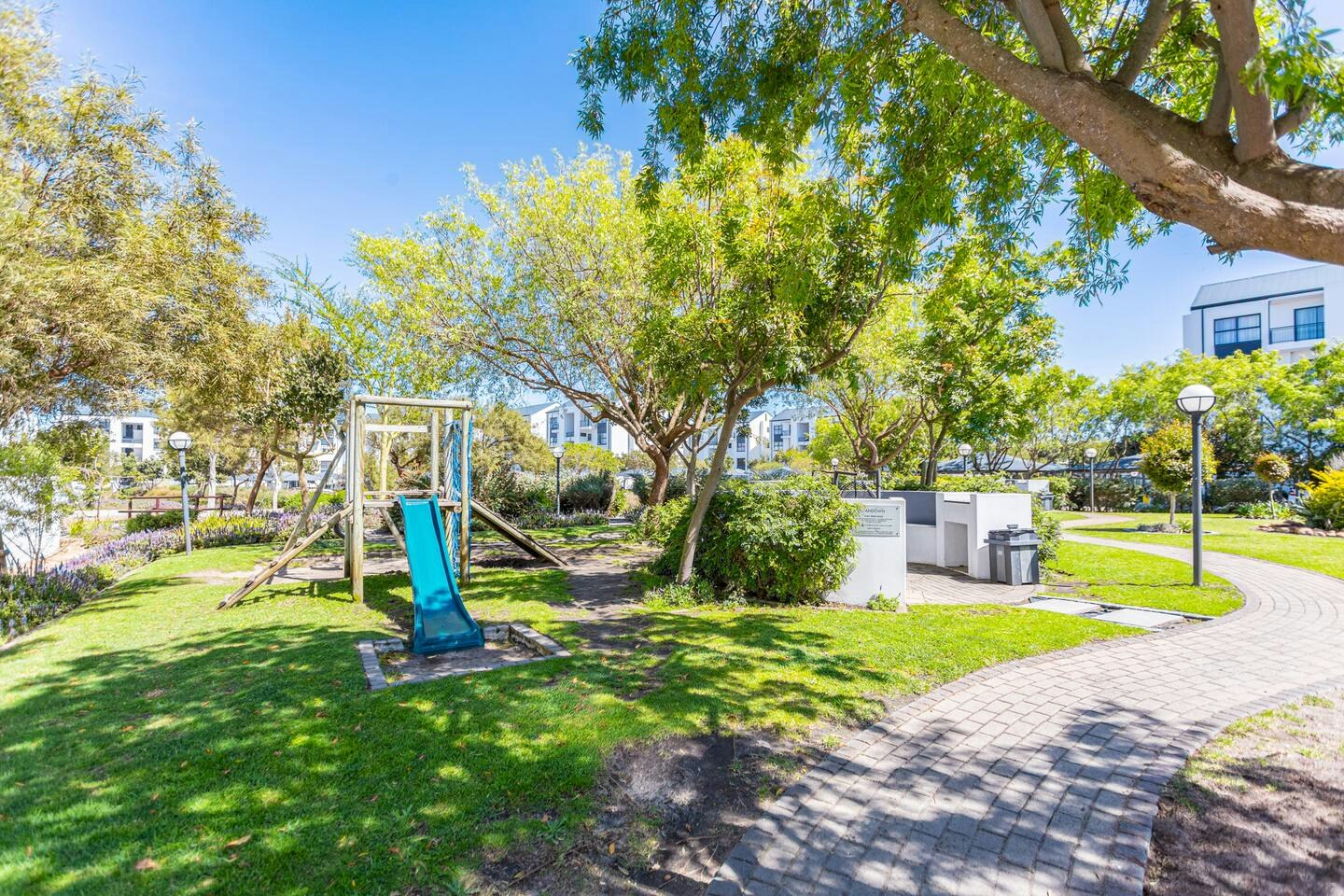 Modern 3-bed Garden |  Pool & Gym image no 5 of 40