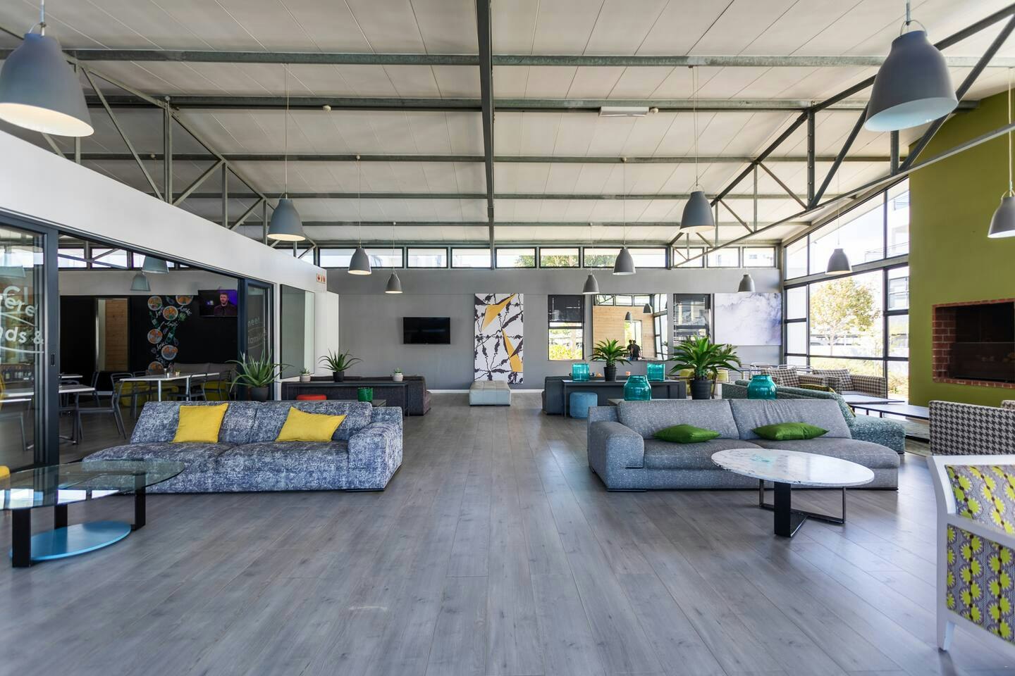 Modern 3-bed Garden |  Pool & Gym image no 37 of 40