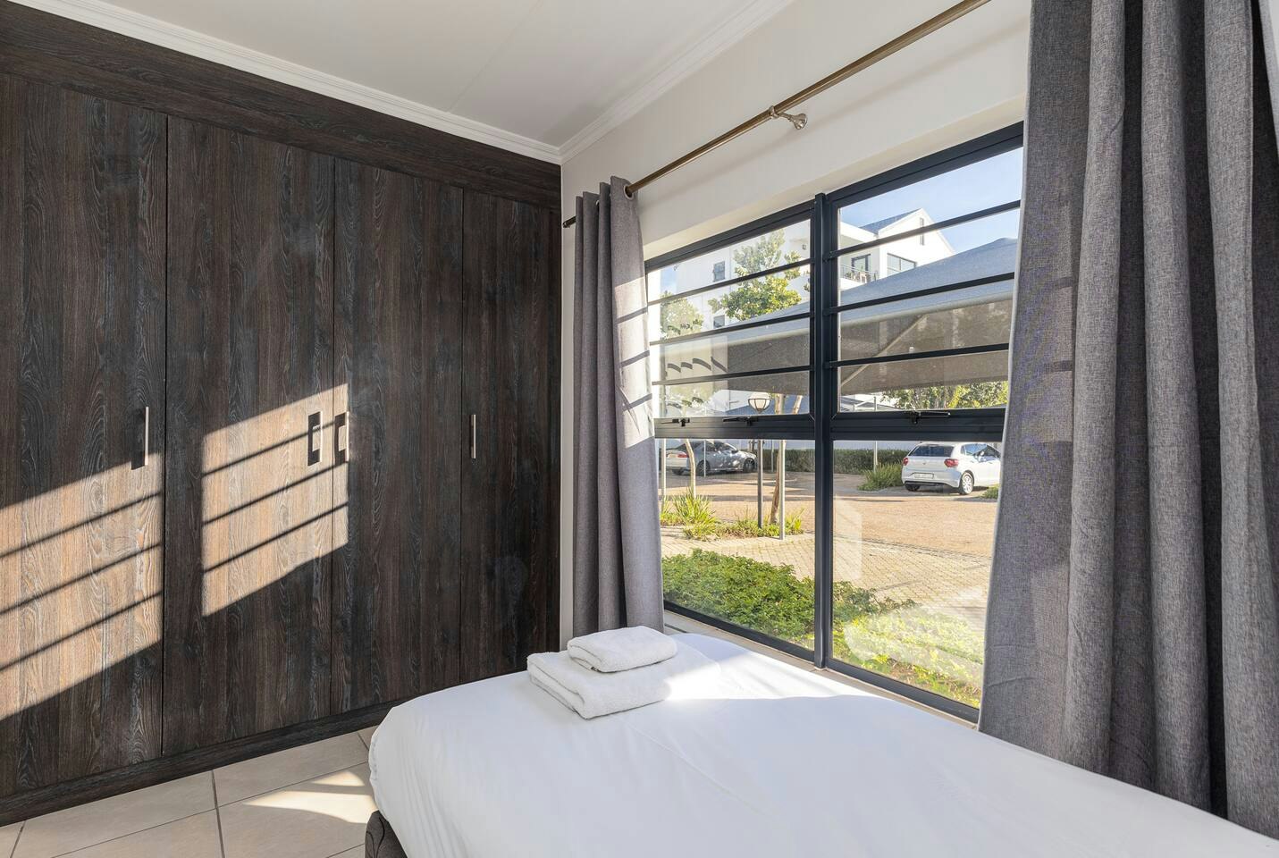 Modern 3-bed Garden |  Pool & Gym image no 17 of 40